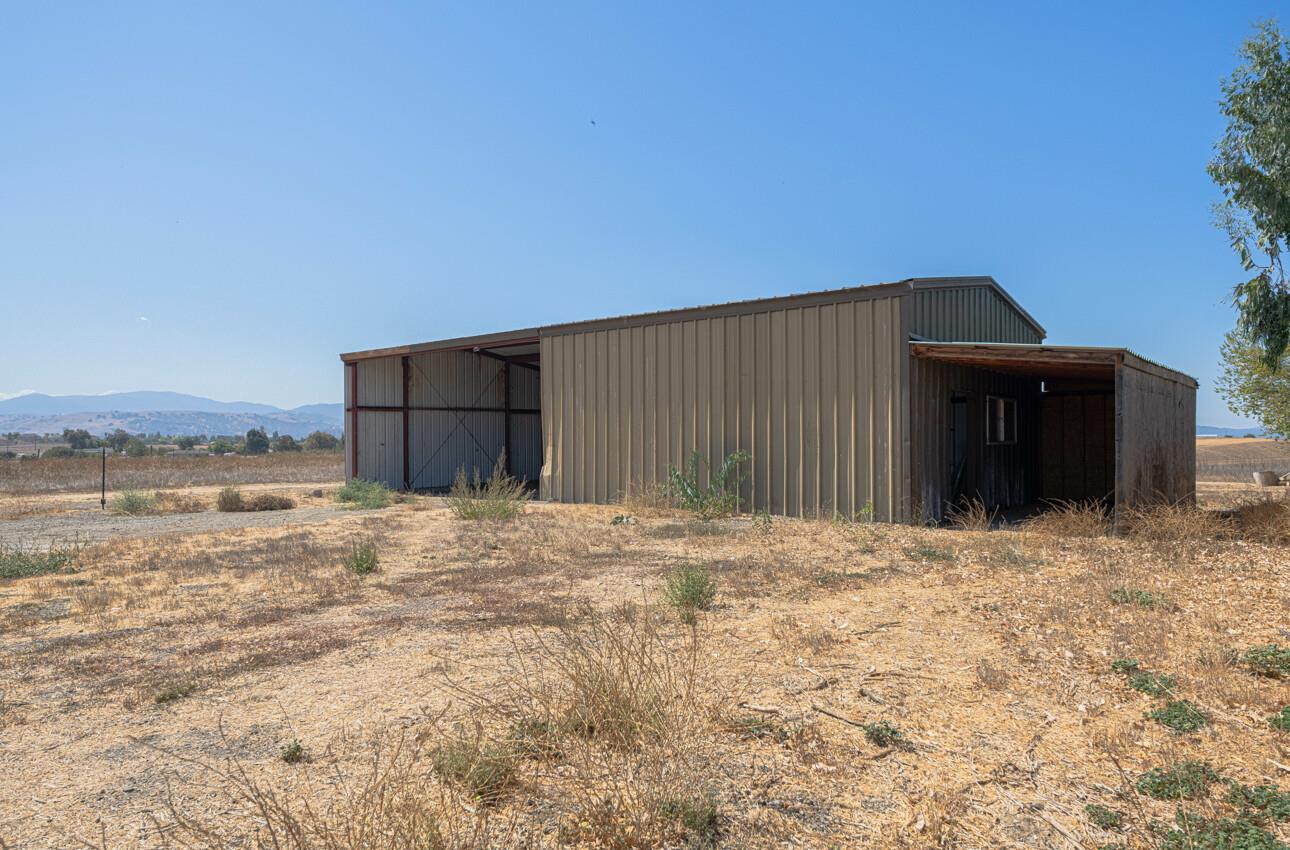 Detail Gallery Image 14 of 77 For 1080 Best Rd, Hollister,  CA 95023 - 3 Beds | 2 Baths