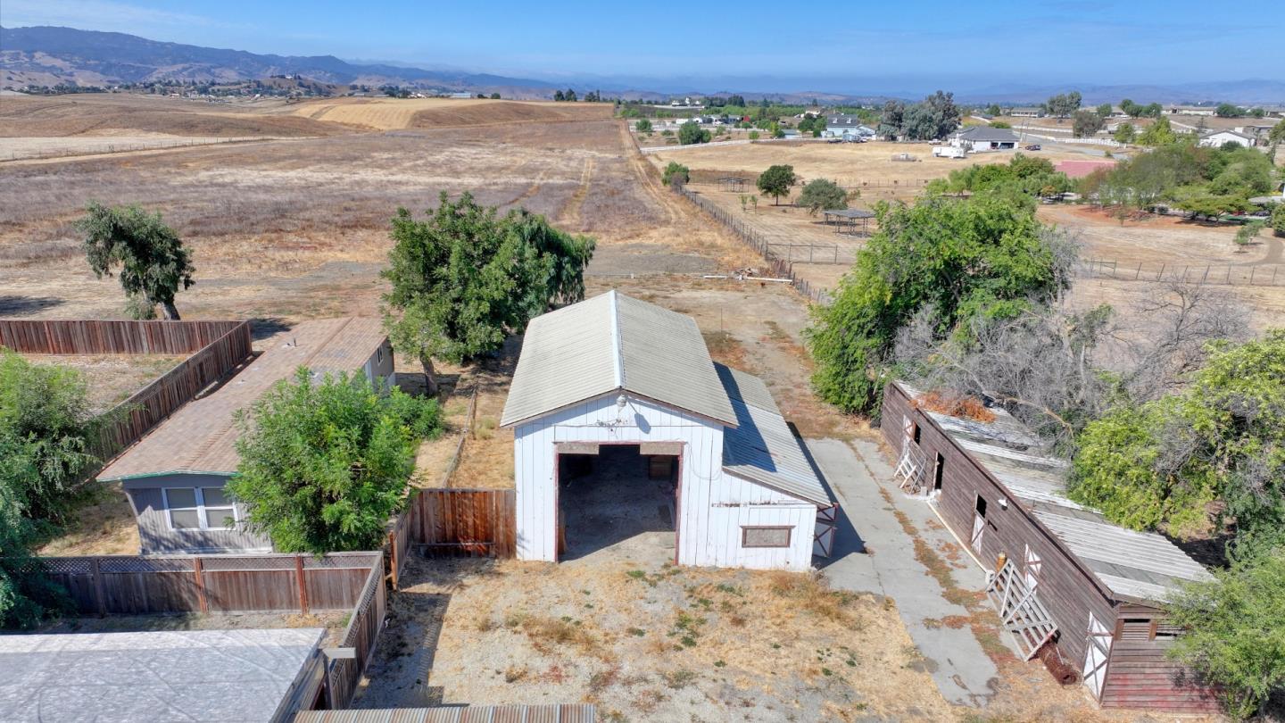 Detail Gallery Image 8 of 77 For 1080 Best Rd, Hollister,  CA 95023 - 3 Beds | 2 Baths