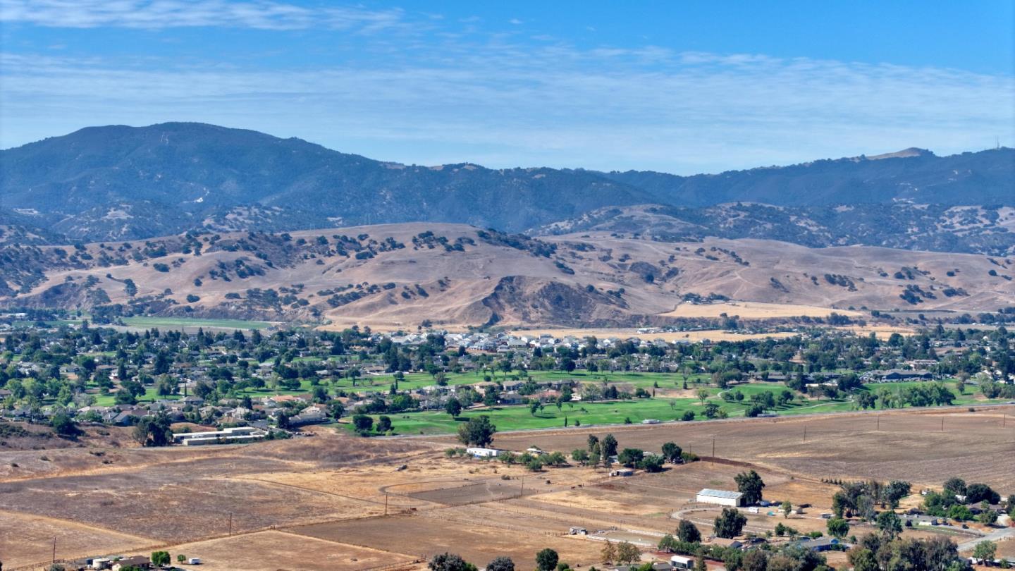 Detail Gallery Image 9 of 77 For 1080 Best Rd, Hollister,  CA 95023 - 3 Beds | 2 Baths