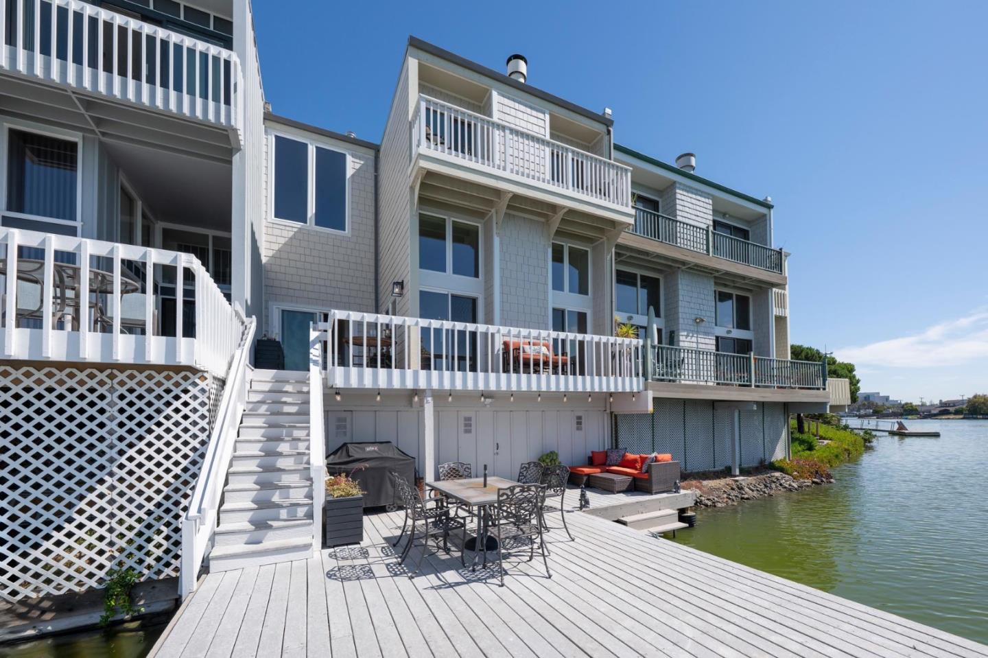 Detail Gallery Image 2 of 17 For 543 Starboard Dr, San Mateo,  CA 94404 - 3 Beds | 2/1 Baths