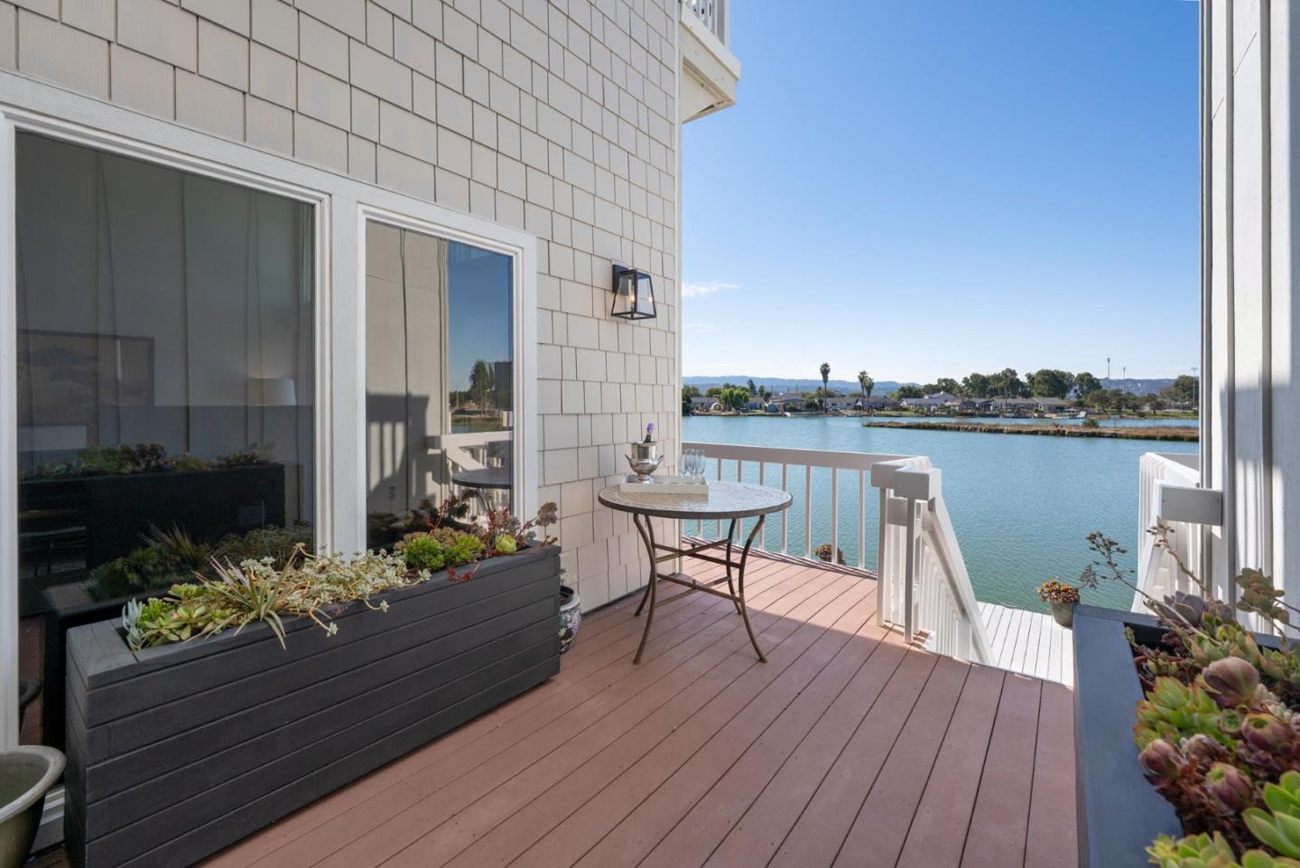 Detail Gallery Image 4 of 17 For 543 Starboard Dr, San Mateo,  CA 94404 - 3 Beds | 2/1 Baths