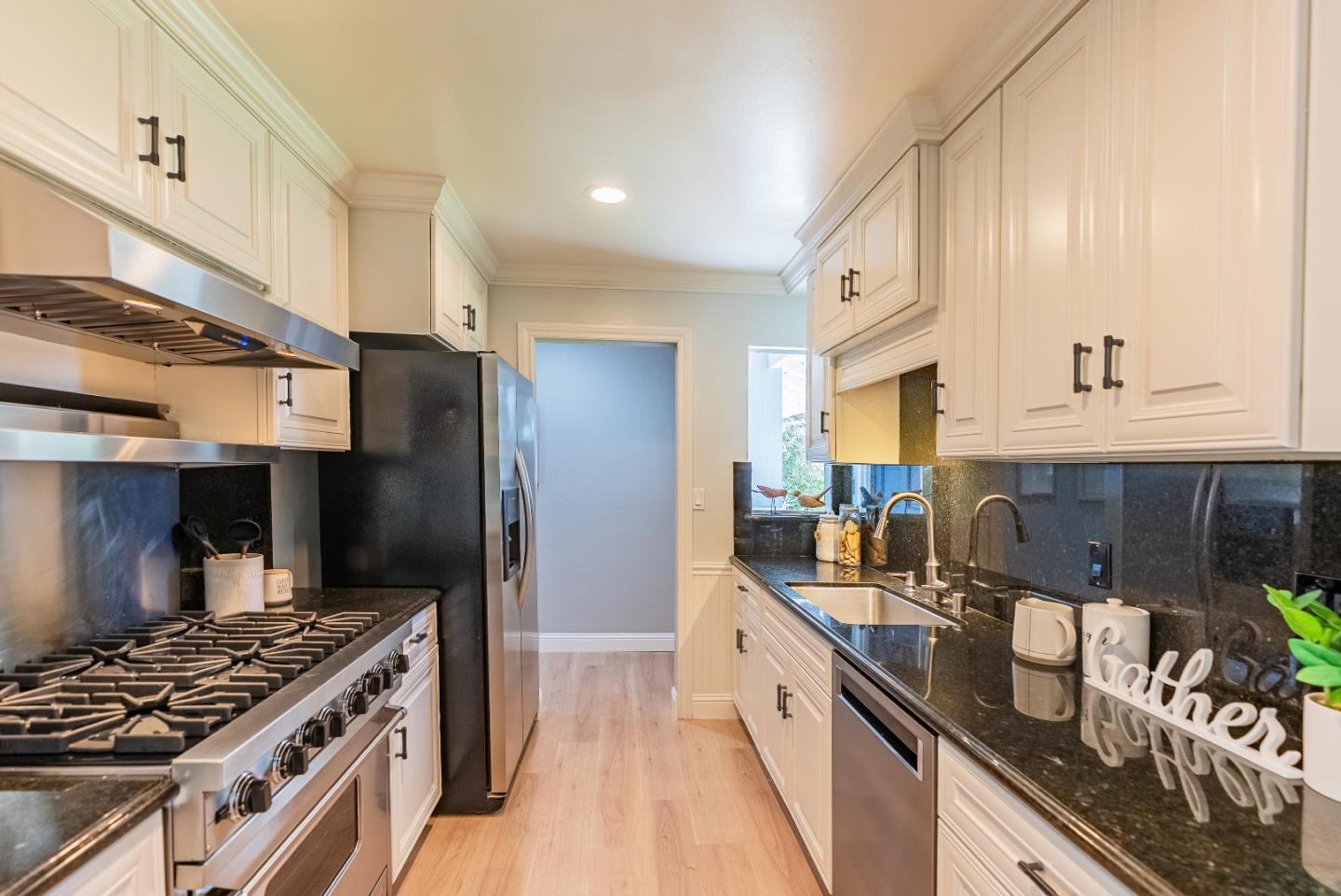 Detail Gallery Image 14 of 36 For 766 Cuesta Dr, Mountain View,  CA 94040 - 3 Beds | 2 Baths