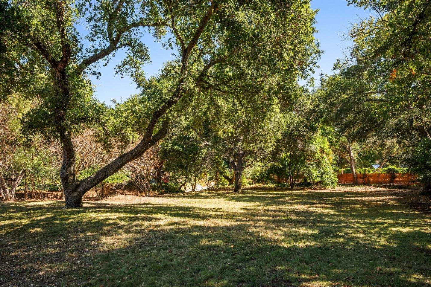 Detail Gallery Image 5 of 21 For 25285 W Fremont Rd, Los Altos Hills,  CA 94022 - 5 Beds | 3 Baths