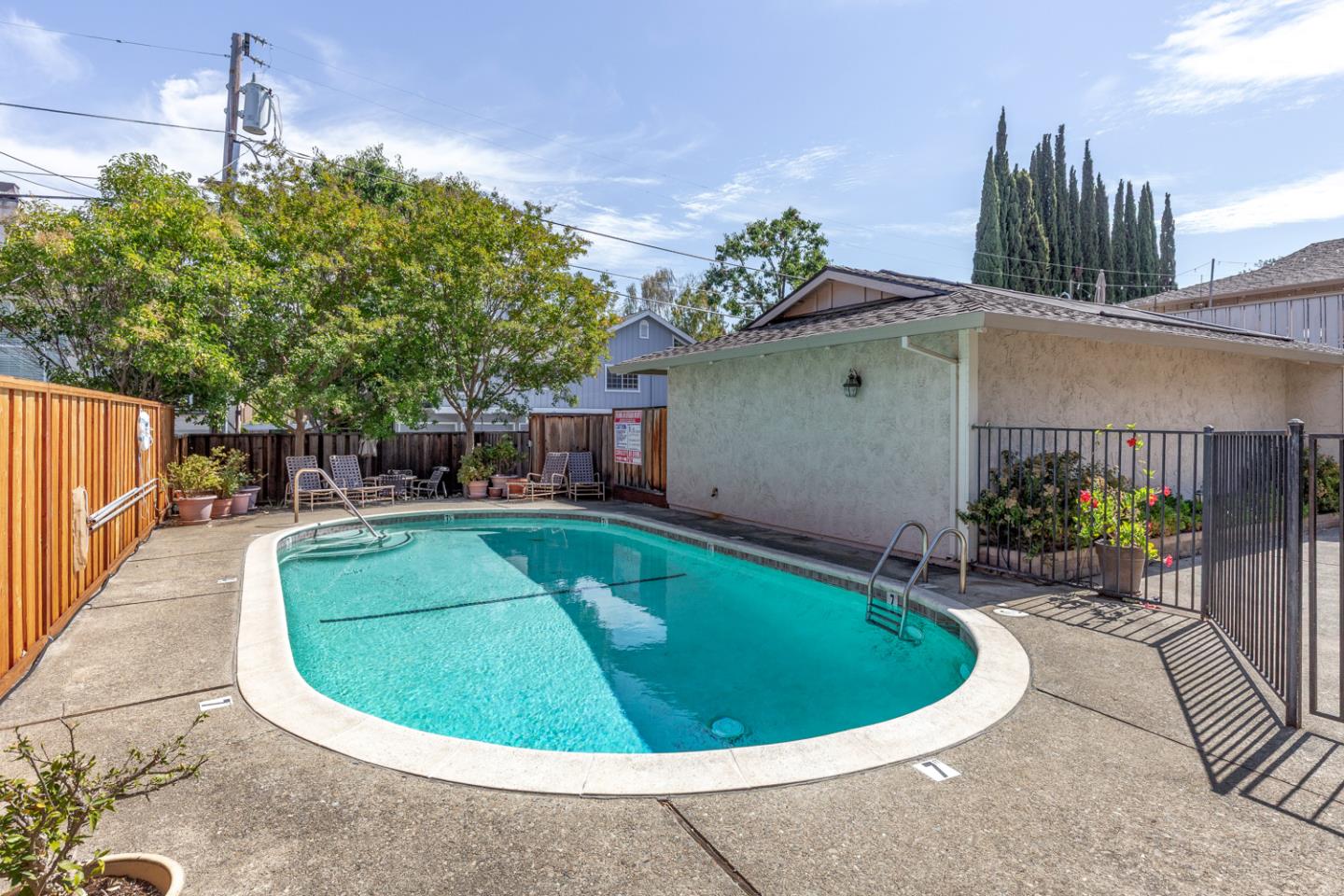 Detail Gallery Image 14 of 23 For 477 Lassen St #9,  Los Altos,  CA 94022 - 2 Beds | 2 Baths
