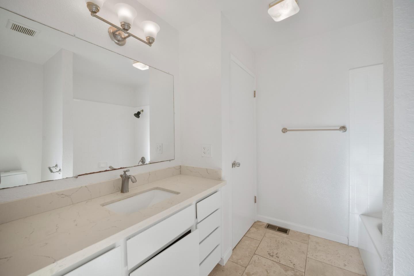 Detail Gallery Image 14 of 22 For 160 Gibson Dr #20,  Hollister,  CA 95023 - 3 Beds | 1/1 Baths