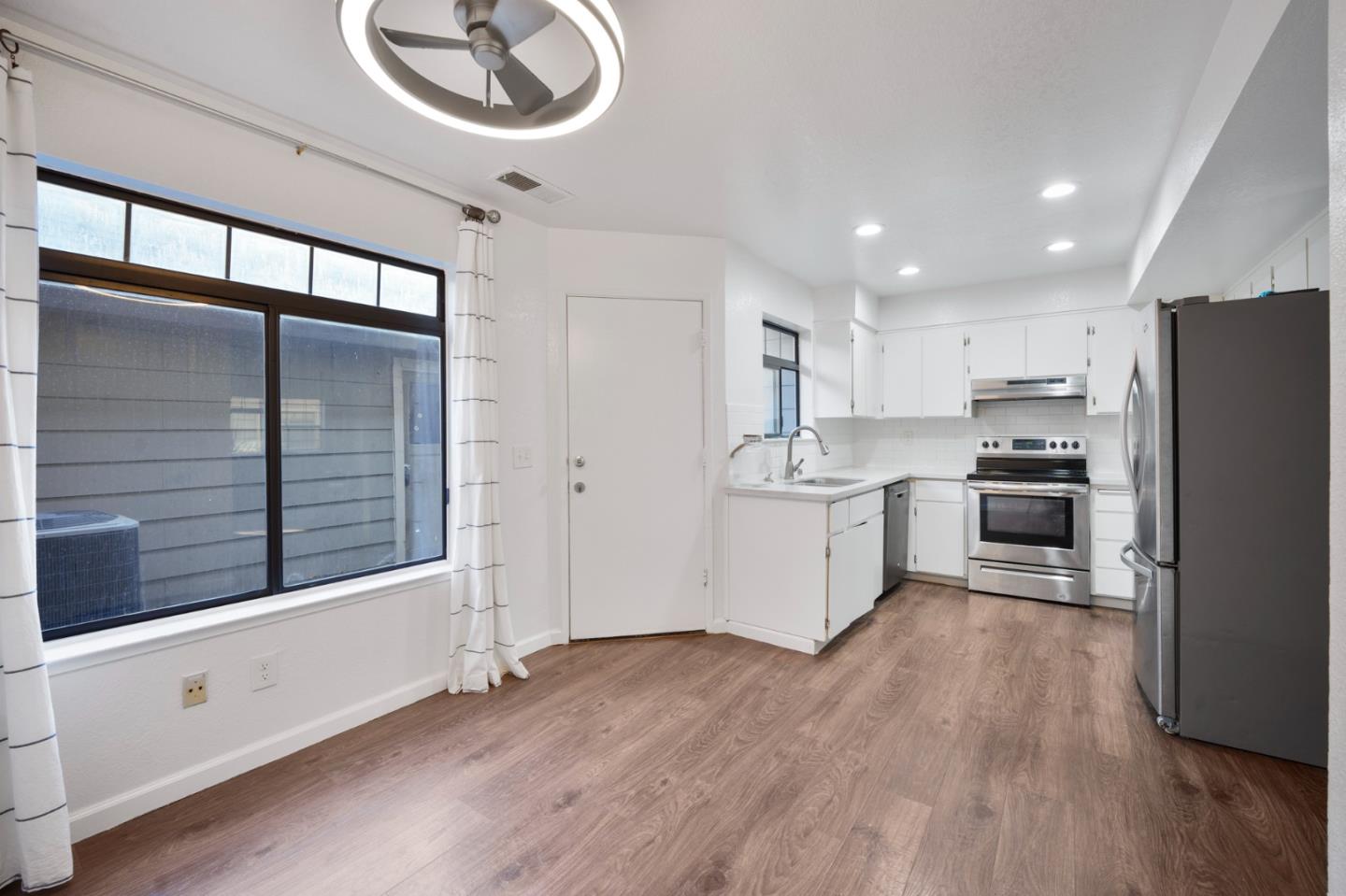 Detail Gallery Image 3 of 22 For 160 Gibson Dr #20,  Hollister,  CA 95023 - 3 Beds | 1/1 Baths