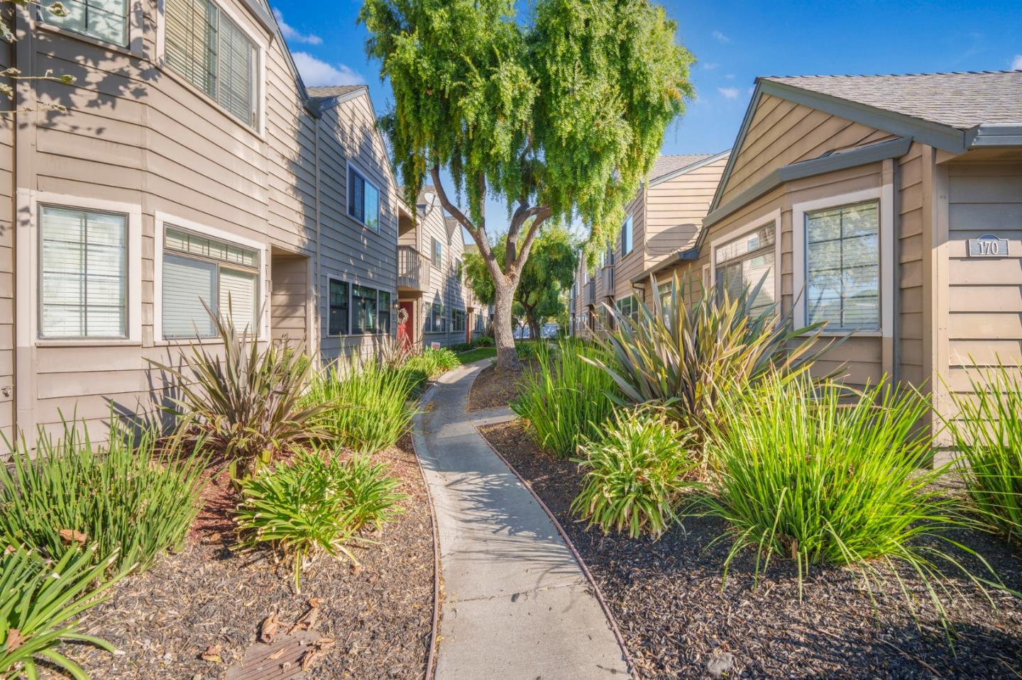 Detail Gallery Image 4 of 22 For 160 Gibson Dr #20,  Hollister,  CA 95023 - 3 Beds | 1/1 Baths