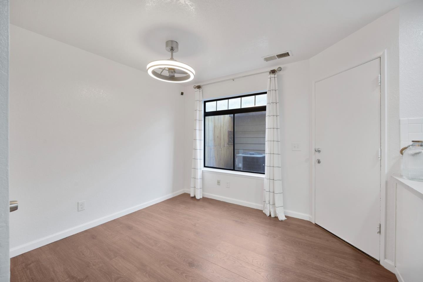Detail Gallery Image 6 of 22 For 160 Gibson Dr #20,  Hollister,  CA 95023 - 3 Beds | 1/1 Baths