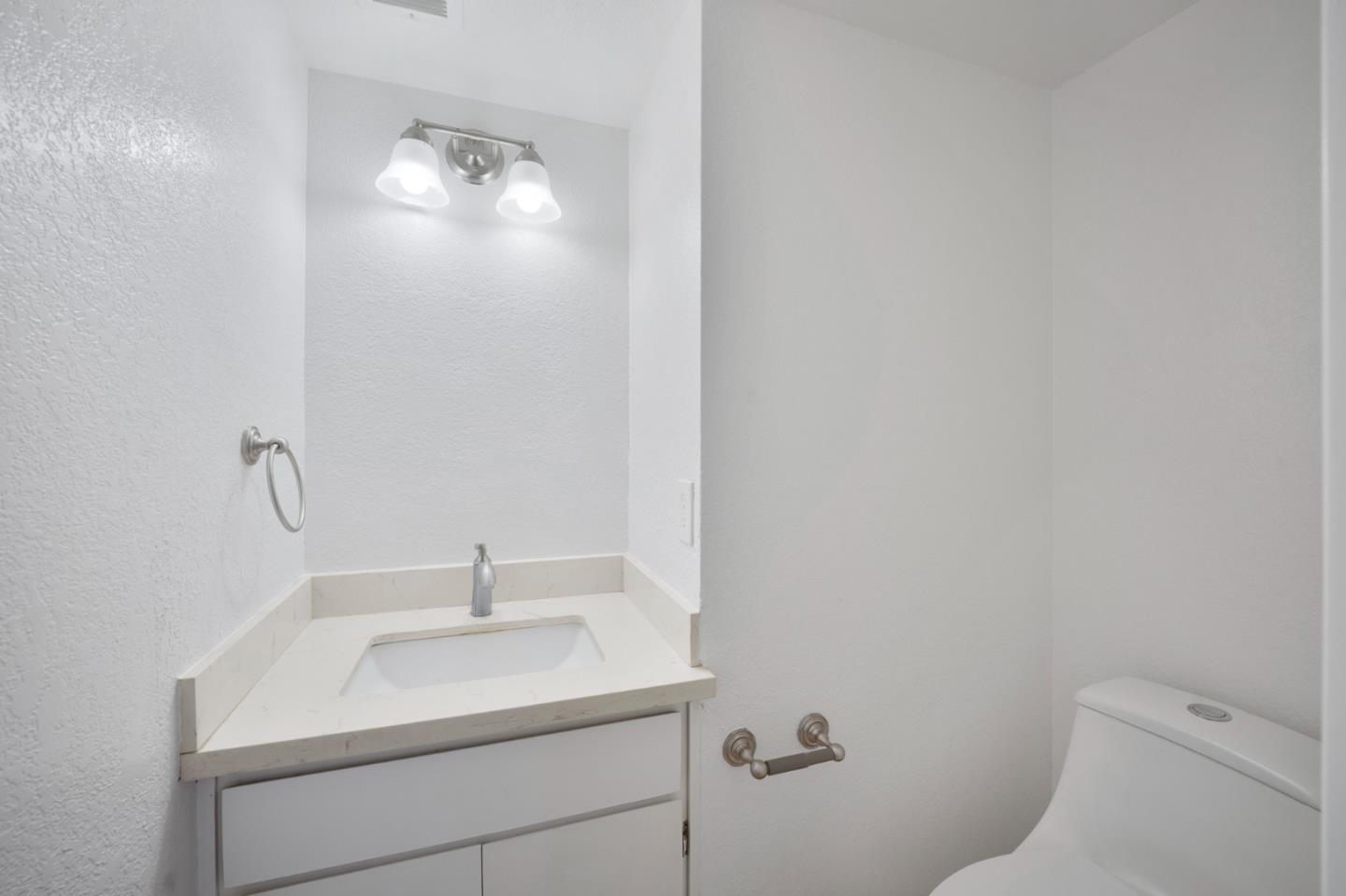 Detail Gallery Image 9 of 22 For 160 Gibson Dr #20,  Hollister,  CA 95023 - 3 Beds | 1/1 Baths