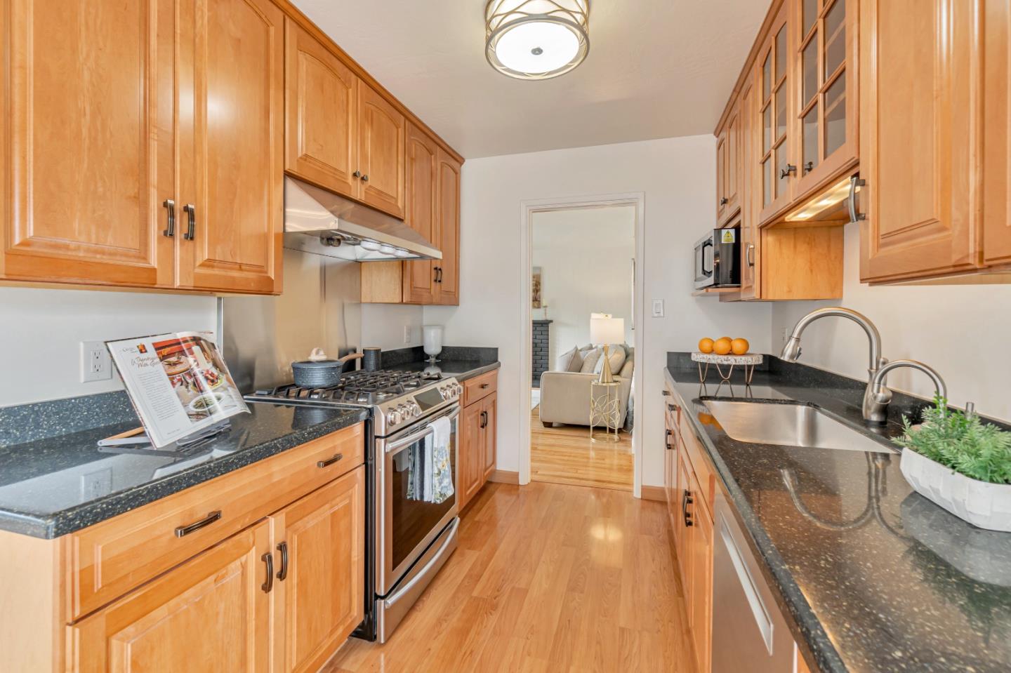 Detail Gallery Image 13 of 33 For 819 Standish Rd, Pacifica,  CA 94044 - 3 Beds | 2 Baths