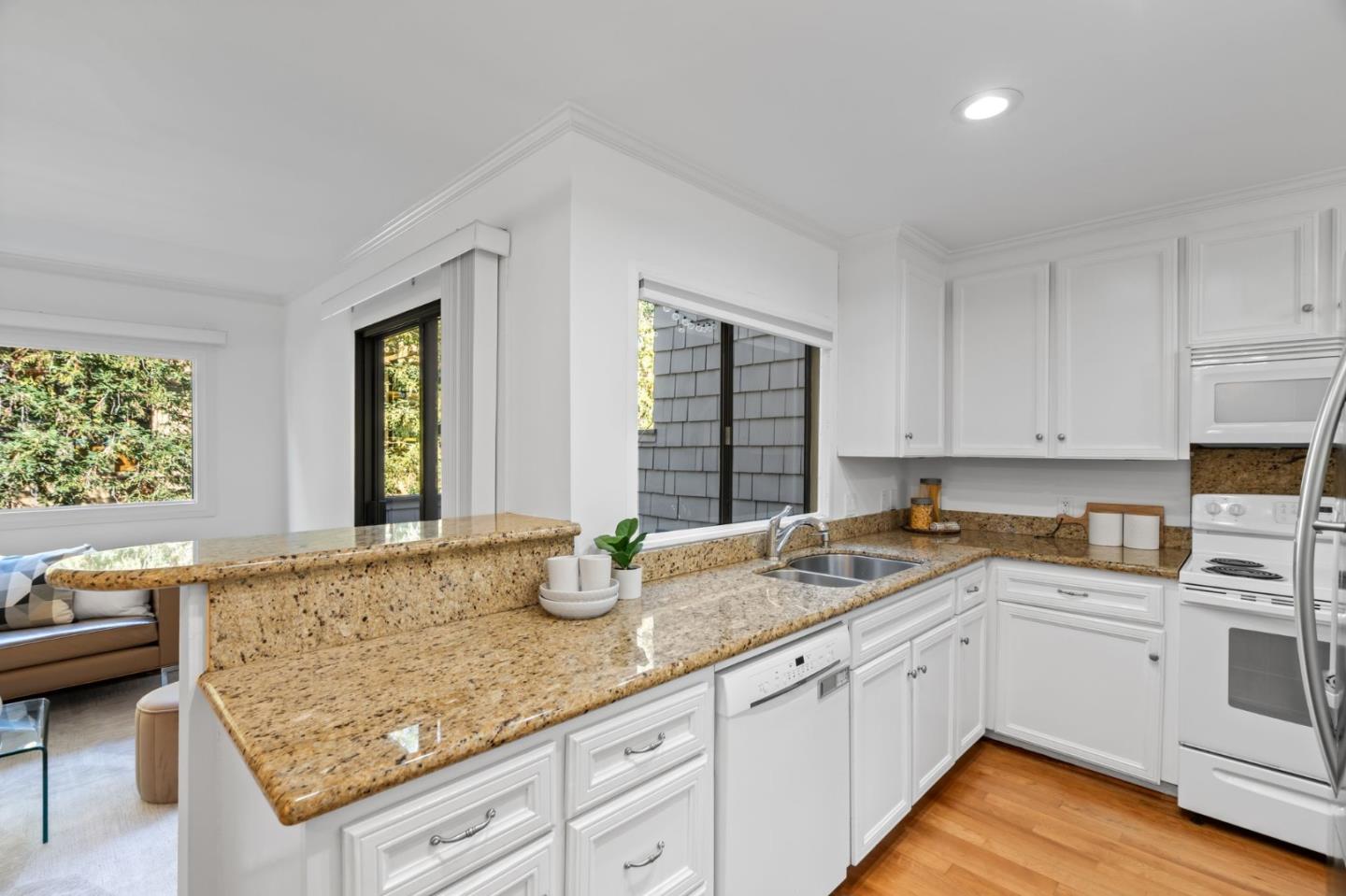 Detail Gallery Image 10 of 40 For 2146 Sand Hill Rd, Menlo Park,  CA 94025 - 3 Beds | 2/1 Baths