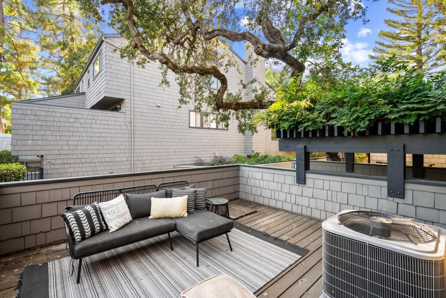 Detail Gallery Image 33 of 40 For 2146 Sand Hill Rd, Menlo Park,  CA 94025 - 3 Beds | 2/1 Baths