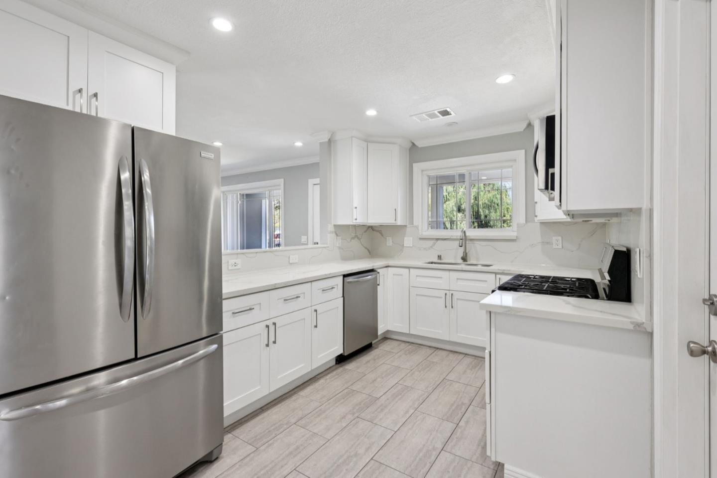 Detail Gallery Image 10 of 38 For 1120 Alberni St, East Palo Alto,  CA 94303 - 5 Beds | 3 Baths