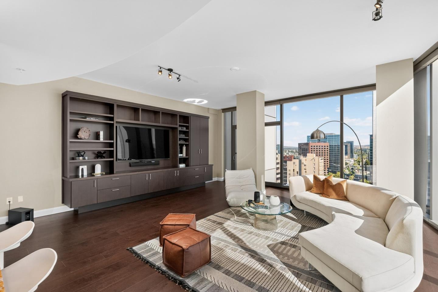 Detail Gallery Image 9 of 44 For 38 N Almaden Blvd #2001,  San Jose,  CA 95110 - 3 Beds | 2 Baths