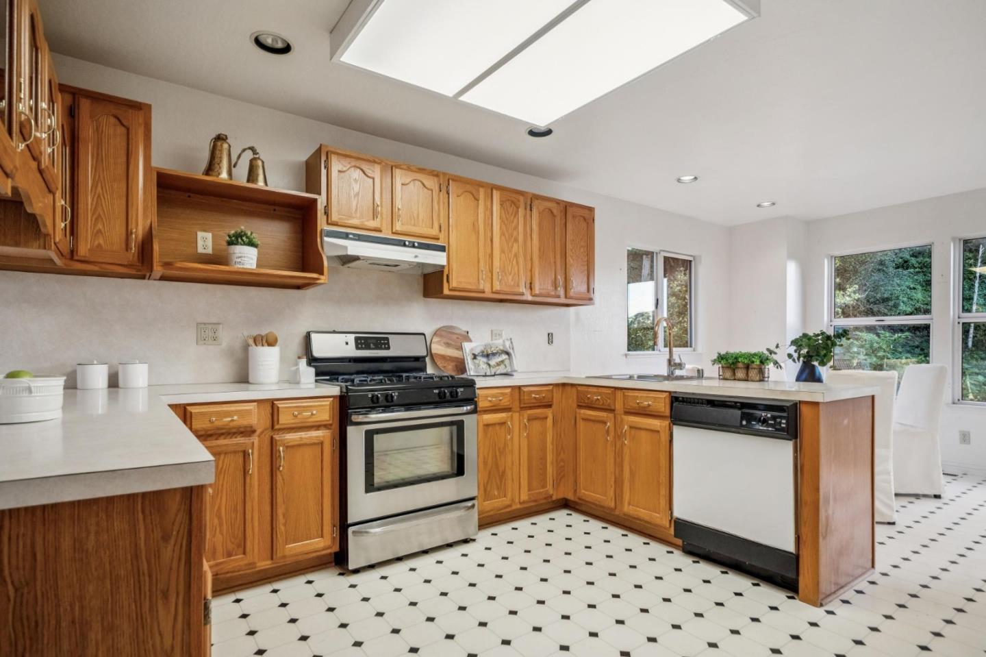 Detail Gallery Image 7 of 22 For 244 Juanita Ave, Pacifica,  CA 94044 - 3 Beds | 2 Baths