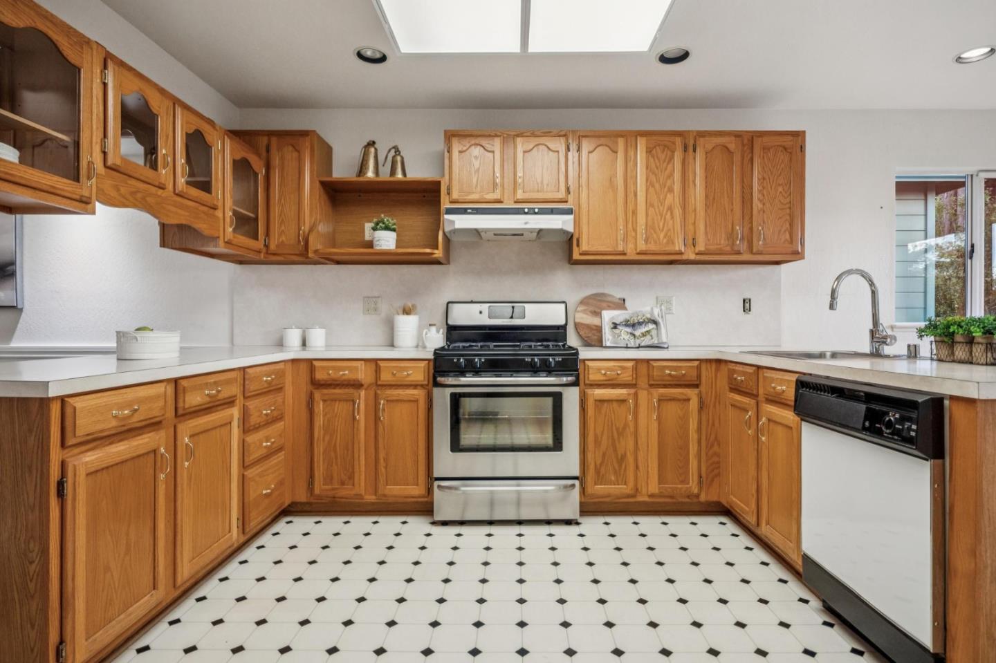 Detail Gallery Image 8 of 22 For 244 Juanita Ave, Pacifica,  CA 94044 - 3 Beds | 2 Baths