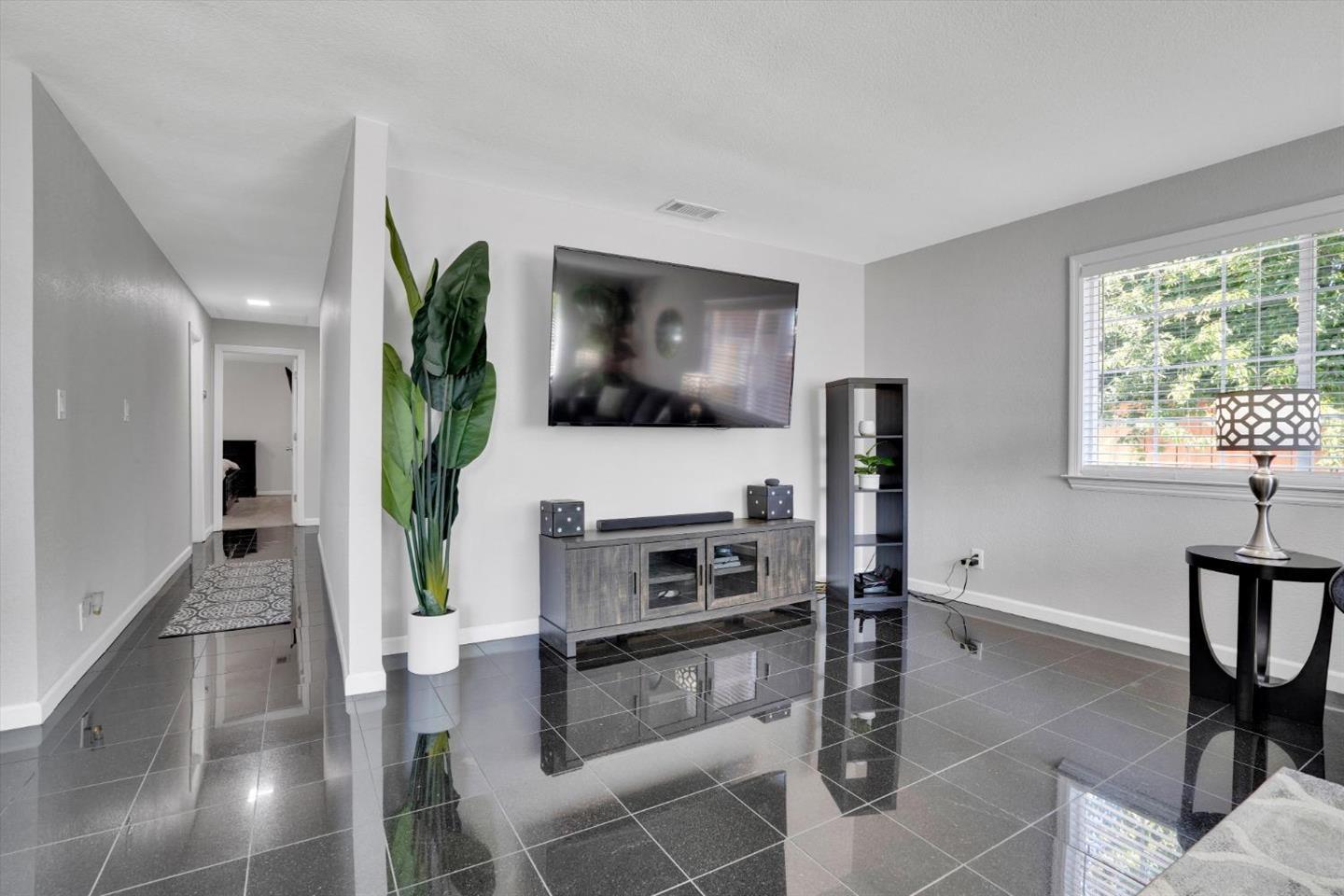 Detail Gallery Image 2 of 17 For 2417 Andre Ln, Turlock,  CA 95382 - 3 Beds | 2 Baths