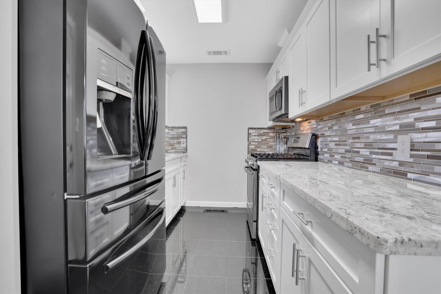 Detail Gallery Image 6 of 17 For 2417 Andre Ln, Turlock,  CA 95382 - 3 Beds | 2 Baths