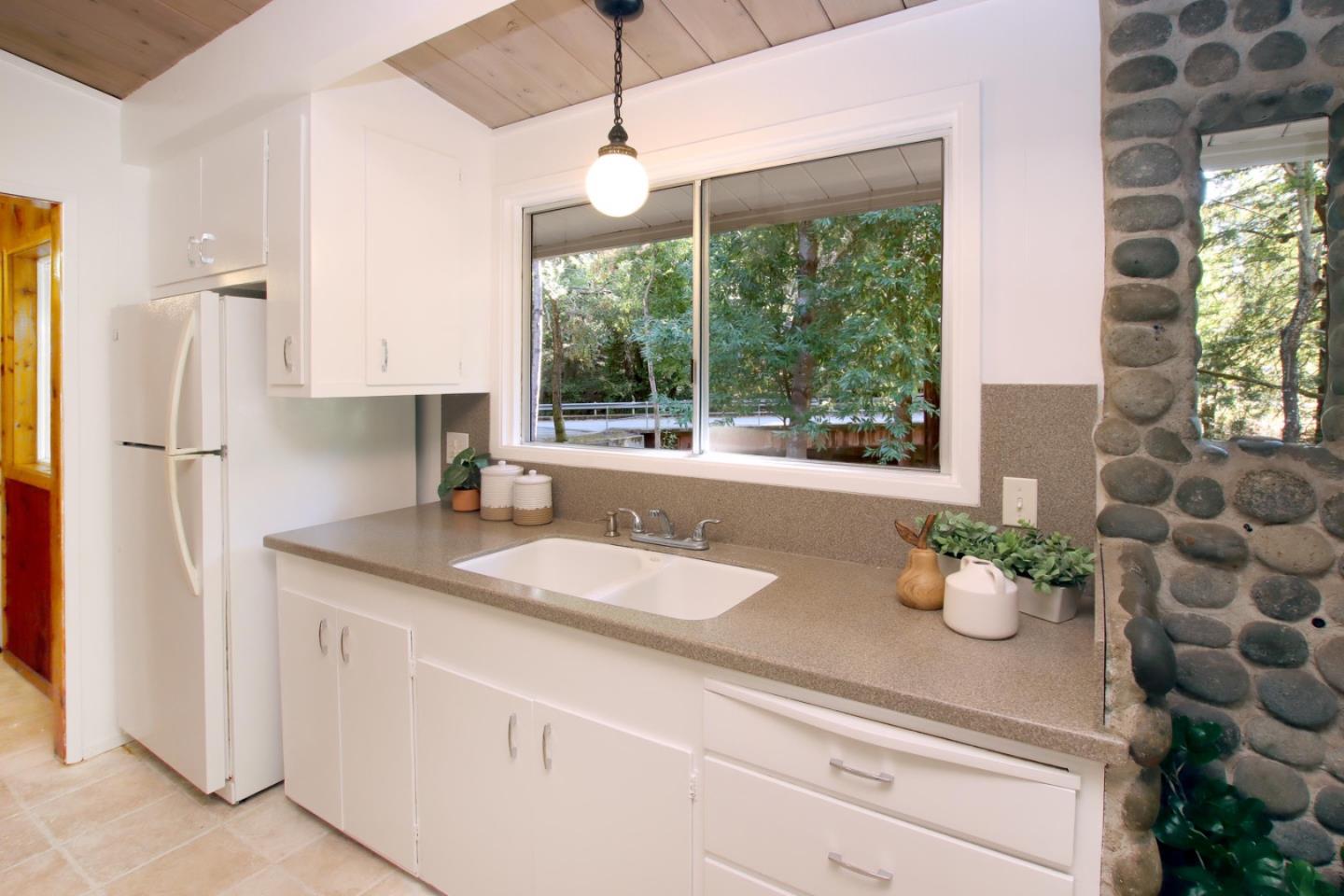 Detail Gallery Image 17 of 37 For 15715 Forest Hill Dr, Boulder Creek,  CA 95006 - 2 Beds | 2 Baths