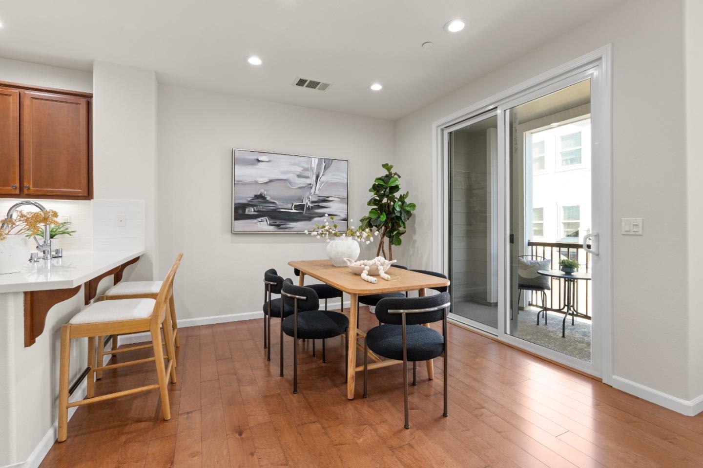 Detail Gallery Image 16 of 56 For 104 N Hummingbird Ln, San Mateo,  CA 94402 - 2 Beds | 2/1 Baths