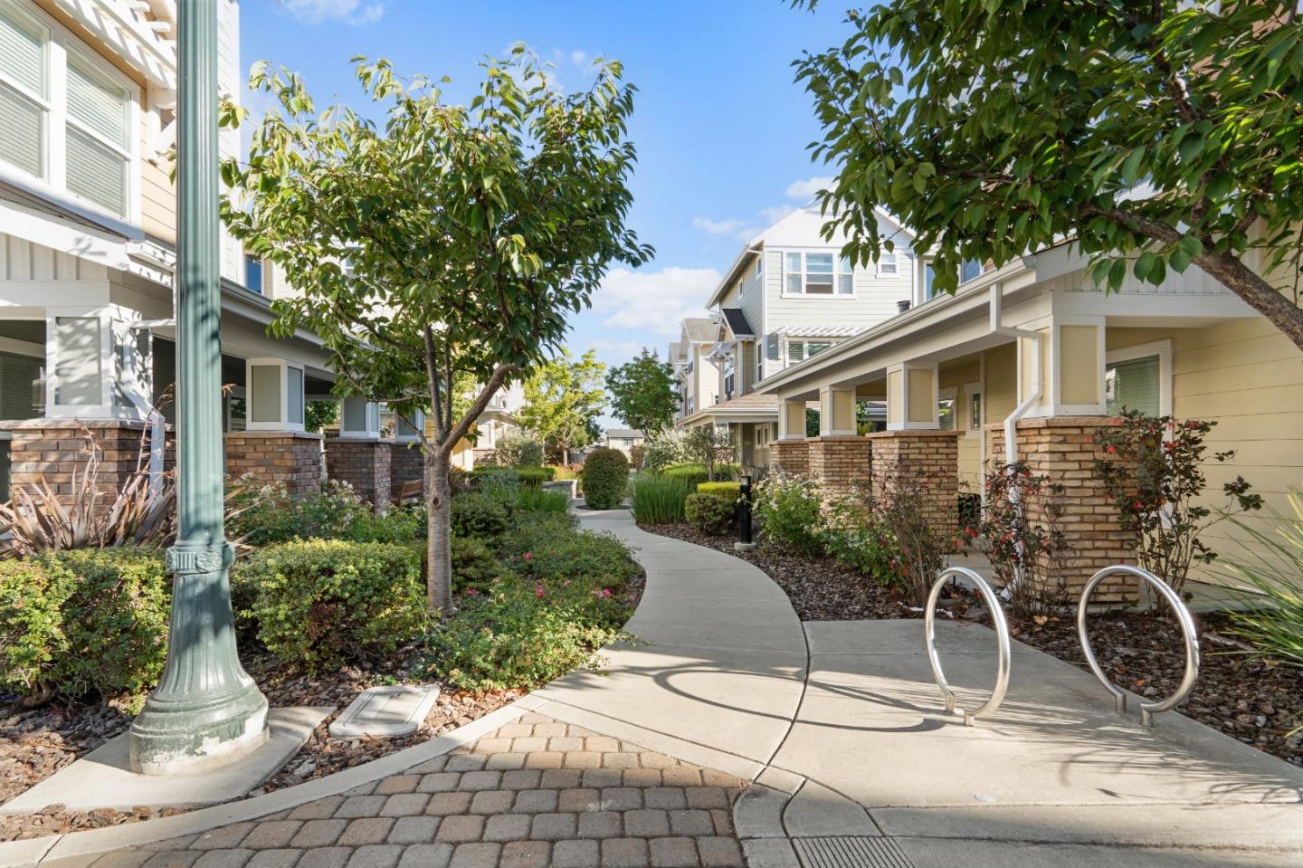 Detail Gallery Image 2 of 56 For 104 N Hummingbird Ln, San Mateo,  CA 94402 - 2 Beds | 2/1 Baths