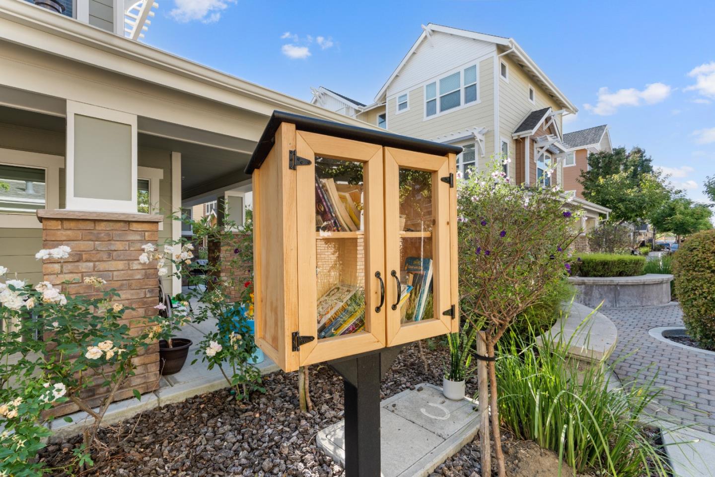 Detail Gallery Image 43 of 56 For 104 N Hummingbird Ln, San Mateo,  CA 94402 - 2 Beds | 2/1 Baths