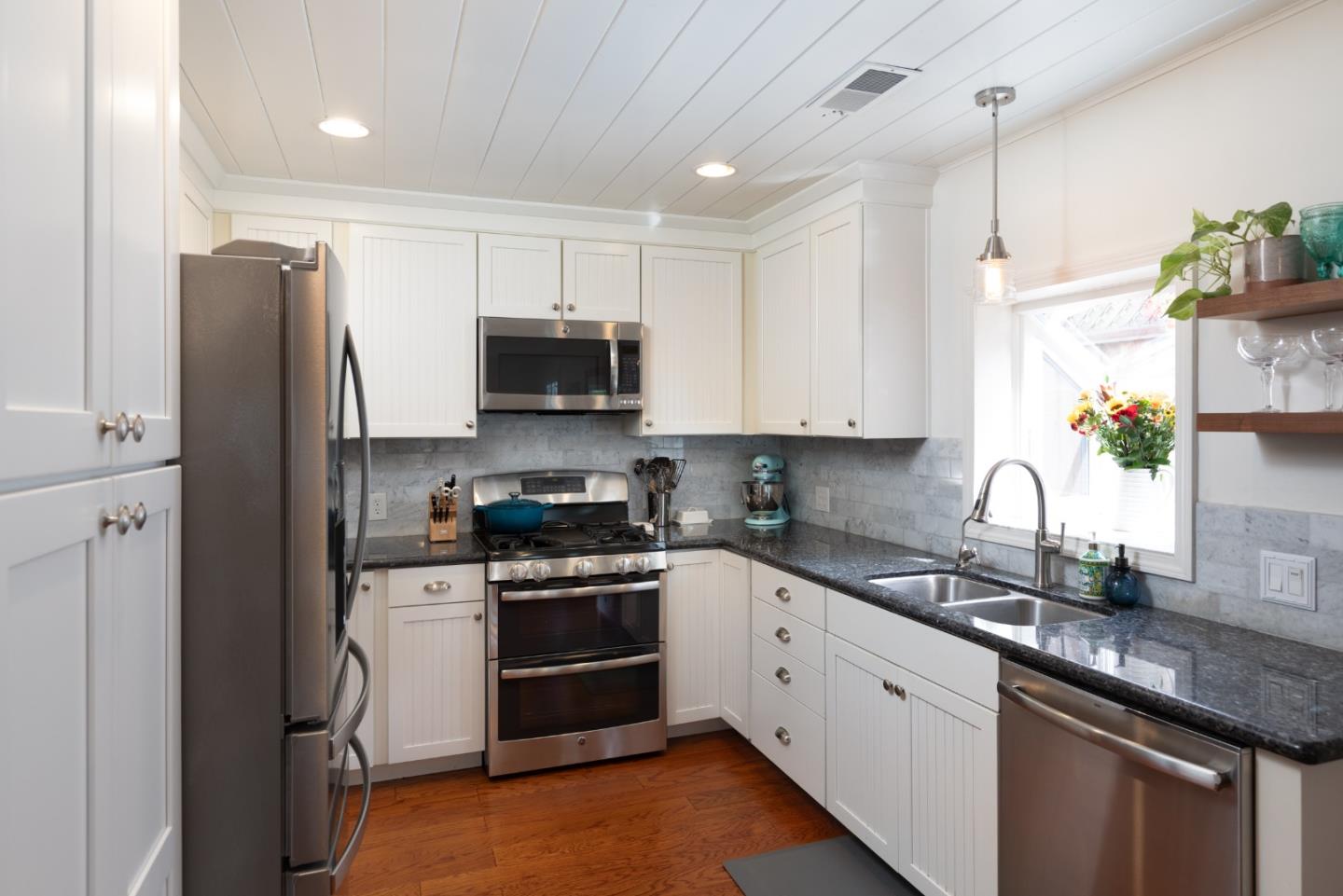 Detail Gallery Image 11 of 29 For 415 Hannon Ave, Monterey,  CA 93940 - 2 Beds | 2 Baths