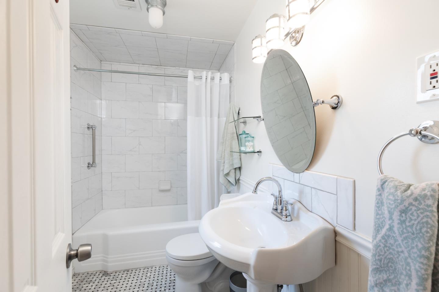 Detail Gallery Image 13 of 29 For 415 Hannon Ave, Monterey,  CA 93940 - 2 Beds | 2 Baths