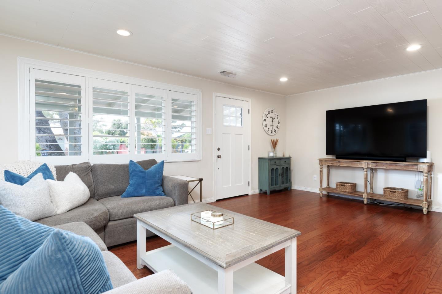 Detail Gallery Image 9 of 29 For 415 Hannon Ave, Monterey,  CA 93940 - 2 Beds | 2 Baths