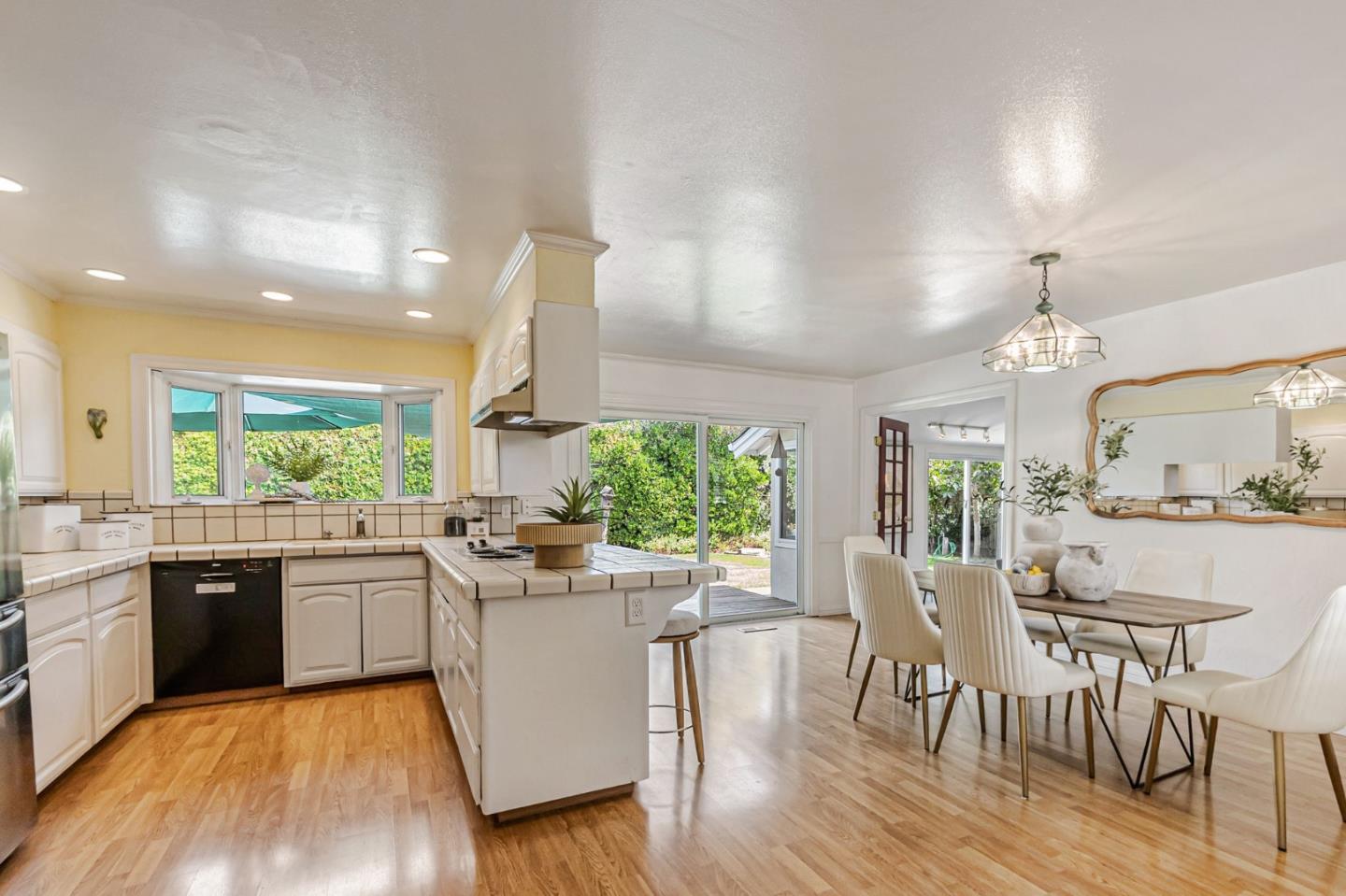 Detail Gallery Image 18 of 48 For 1402 Bedford Ave, Sunnyvale,  CA 94087 - 4 Beds | 3 Baths