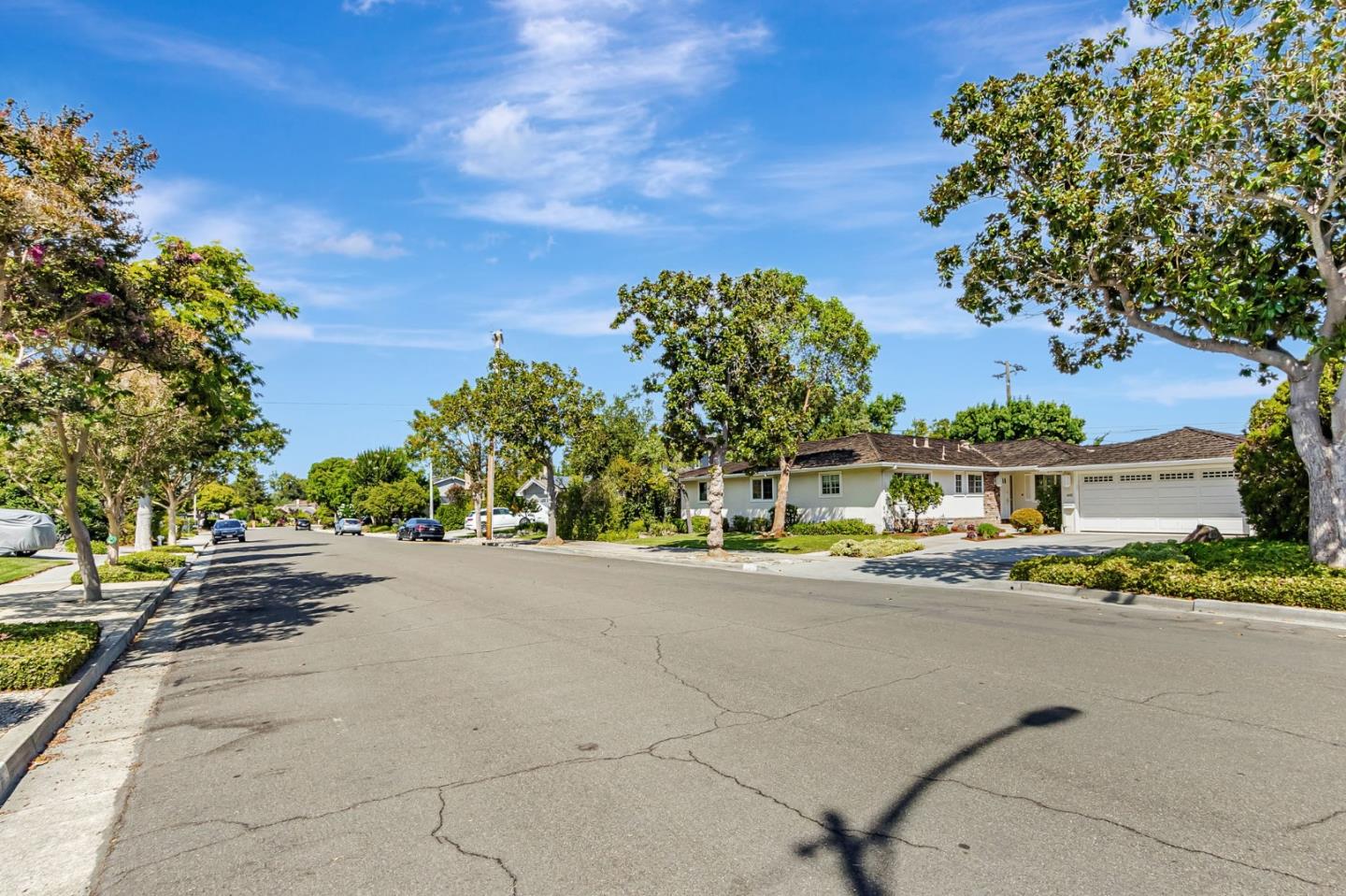 Detail Gallery Image 4 of 48 For 1402 Bedford Ave, Sunnyvale,  CA 94087 - 4 Beds | 3 Baths