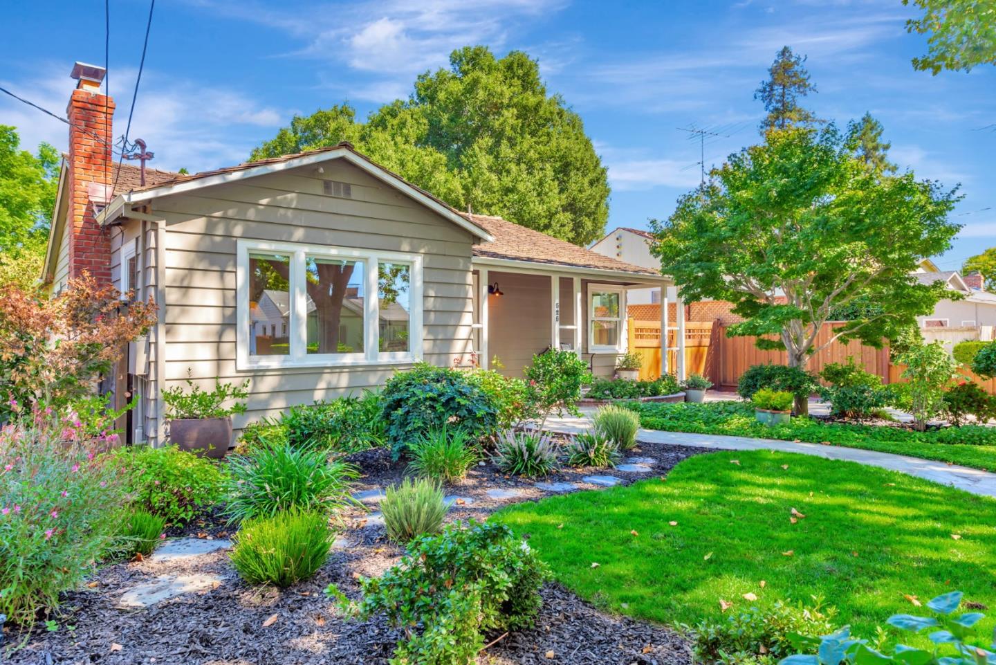 Detail Gallery Image 2 of 34 For 525 Grand St, Redwood City,  CA 94062 - 2 Beds | 1 Baths