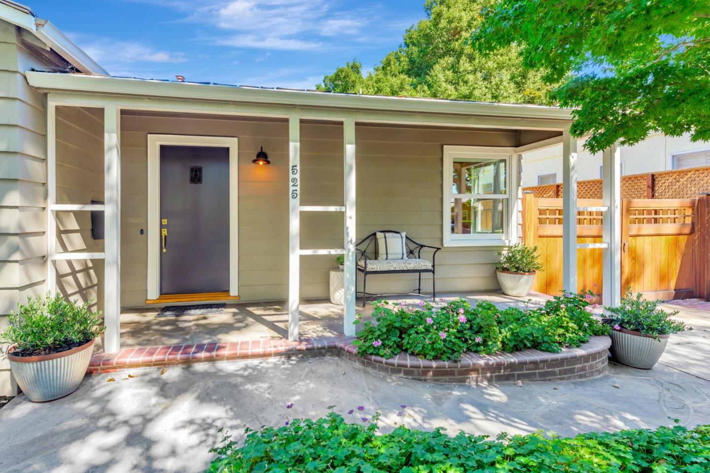 Detail Gallery Image 4 of 34 For 525 Grand St, Redwood City,  CA 94062 - 2 Beds | 1 Baths