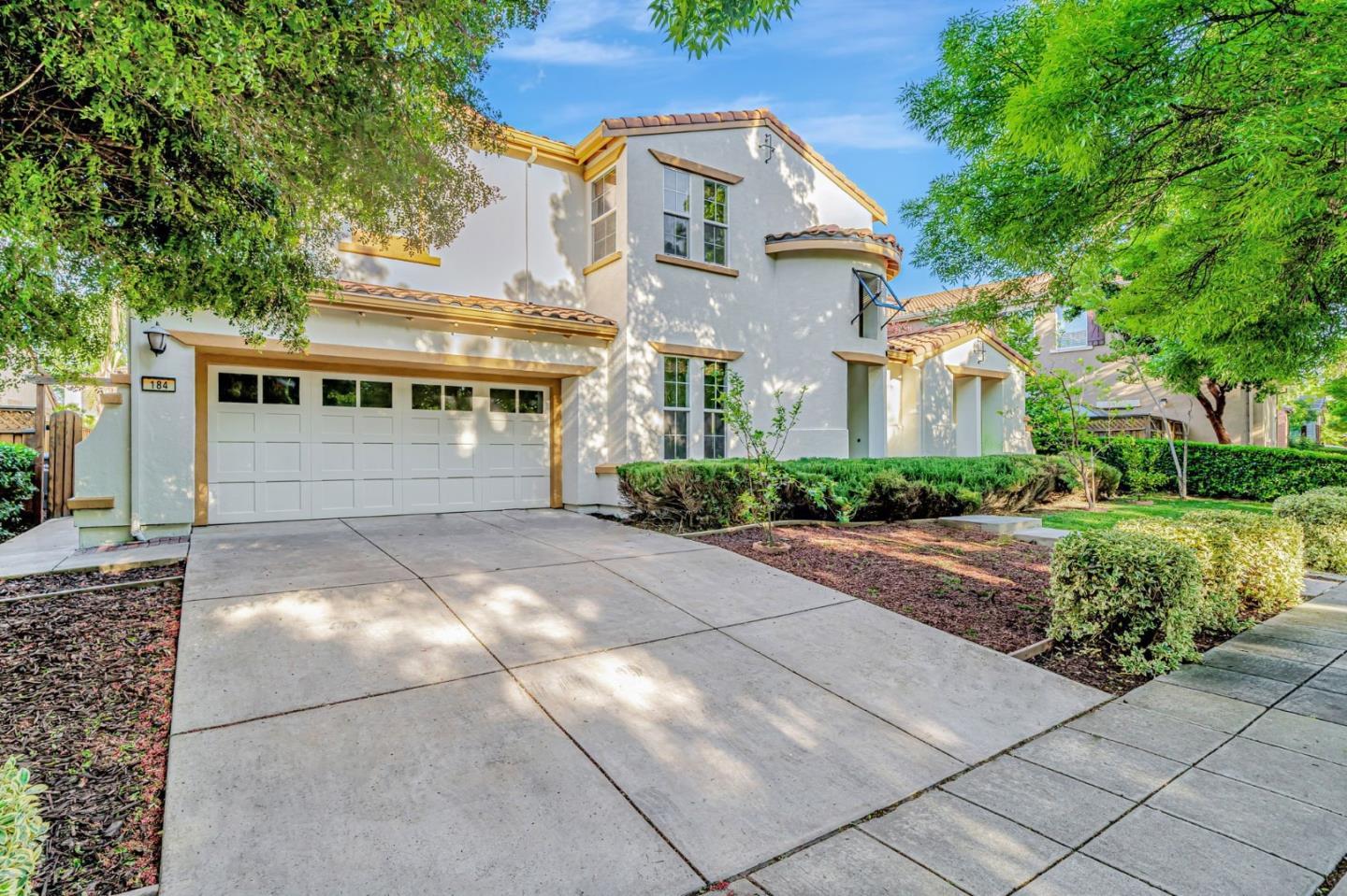 Detail Gallery Image 2 of 75 For 184 S Sonrisa St, Mountain House,  CA 95391 - 5 Beds | 4/1 Baths