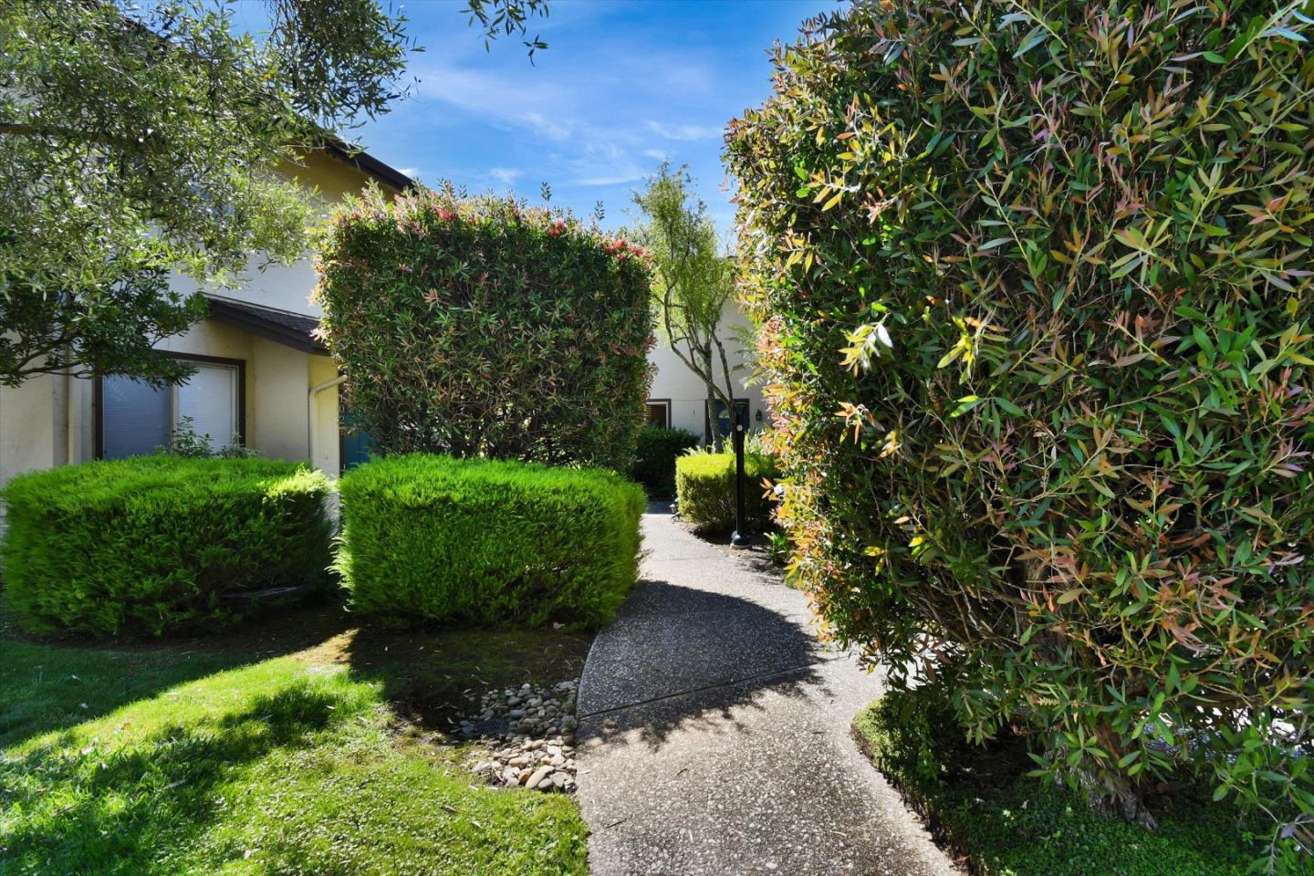 Detail Gallery Image 4 of 45 For 1027 Oddstad Blvd, Pacifica,  CA 94044 - 2 Beds | 1/1 Baths