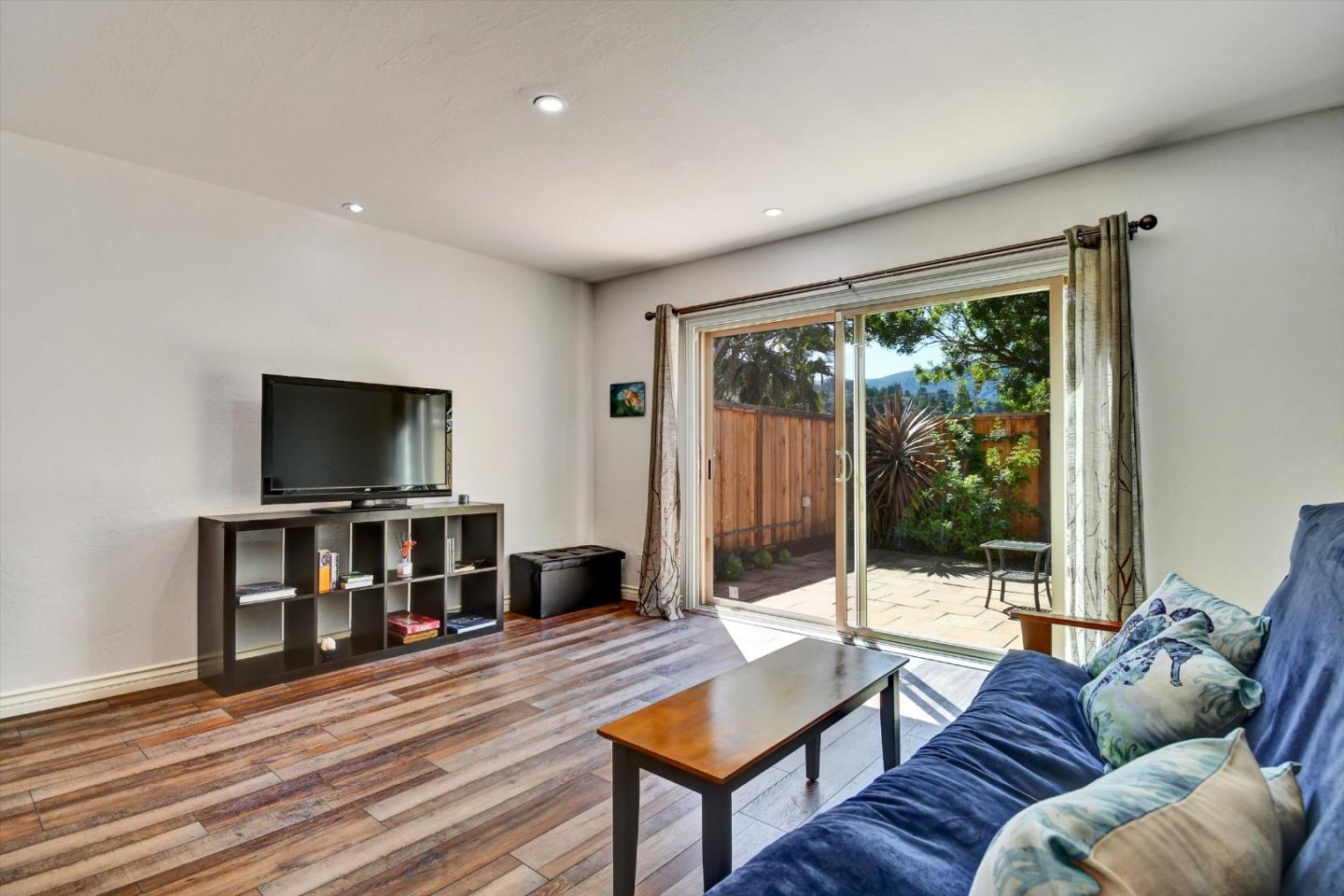 Detail Gallery Image 9 of 45 For 1027 Oddstad Blvd, Pacifica,  CA 94044 - 2 Beds | 1/1 Baths