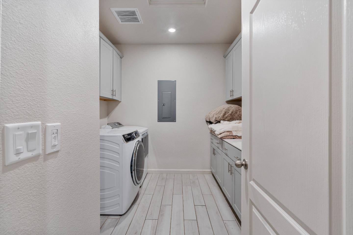 Detail Gallery Image 25 of 42 For 2141 Wildflower Dr, Hollister,  CA 95023 - 4 Beds | 2/1 Baths