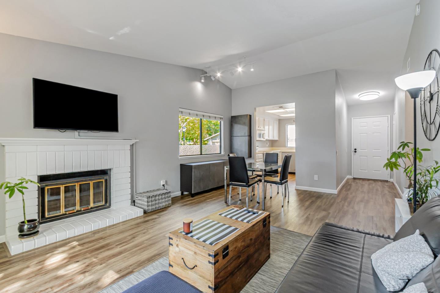 Detail Gallery Image 12 of 31 For 4968 Red Creek Dr, San Jose,  CA 95136 - 2 Beds | 2 Baths