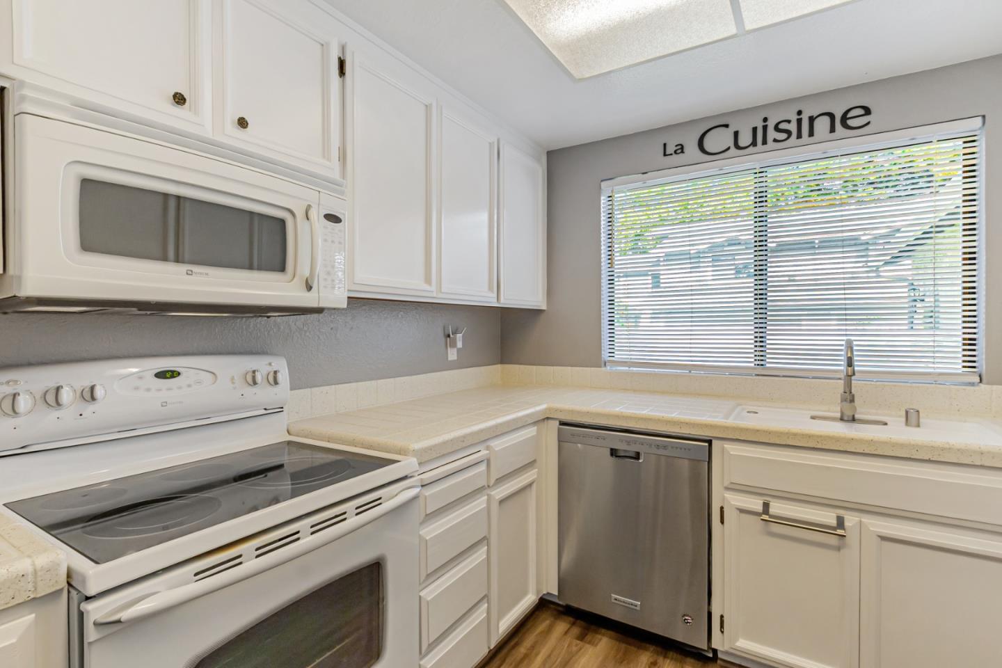 Detail Gallery Image 13 of 31 For 4968 Red Creek Dr, San Jose,  CA 95136 - 2 Beds | 2 Baths