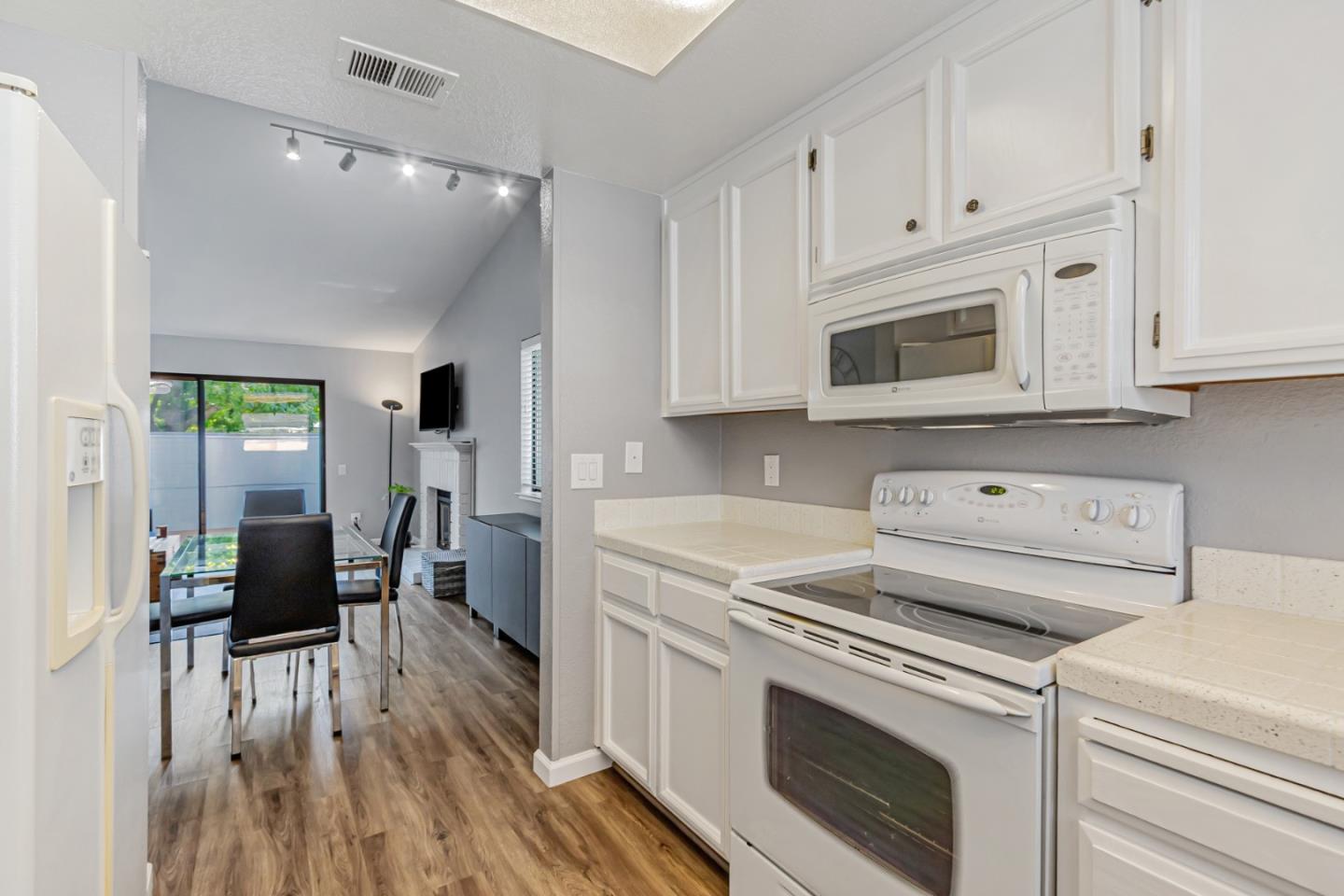 Detail Gallery Image 14 of 31 For 4968 Red Creek Dr, San Jose,  CA 95136 - 2 Beds | 2 Baths