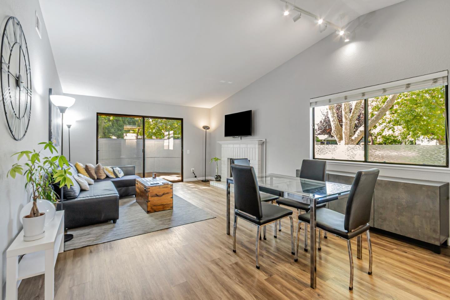 Detail Gallery Image 2 of 31 For 4968 Red Creek Dr, San Jose,  CA 95136 - 2 Beds | 2 Baths