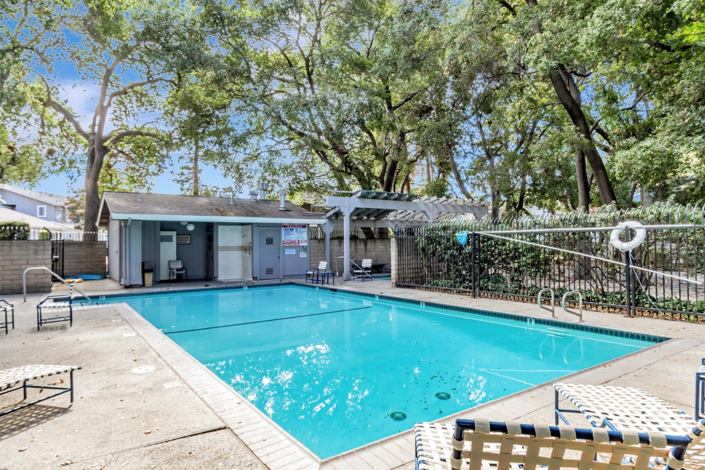 Detail Gallery Image 27 of 31 For 4968 Red Creek Dr, San Jose,  CA 95136 - 2 Beds | 2 Baths