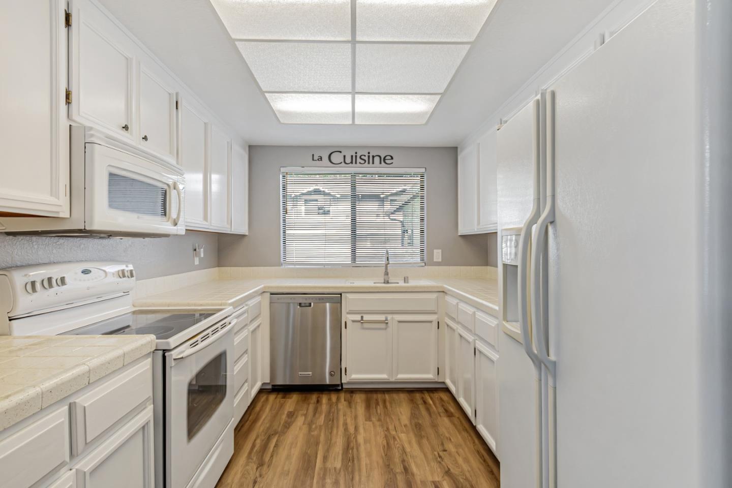 Detail Gallery Image 3 of 31 For 4968 Red Creek Dr, San Jose,  CA 95136 - 2 Beds | 2 Baths