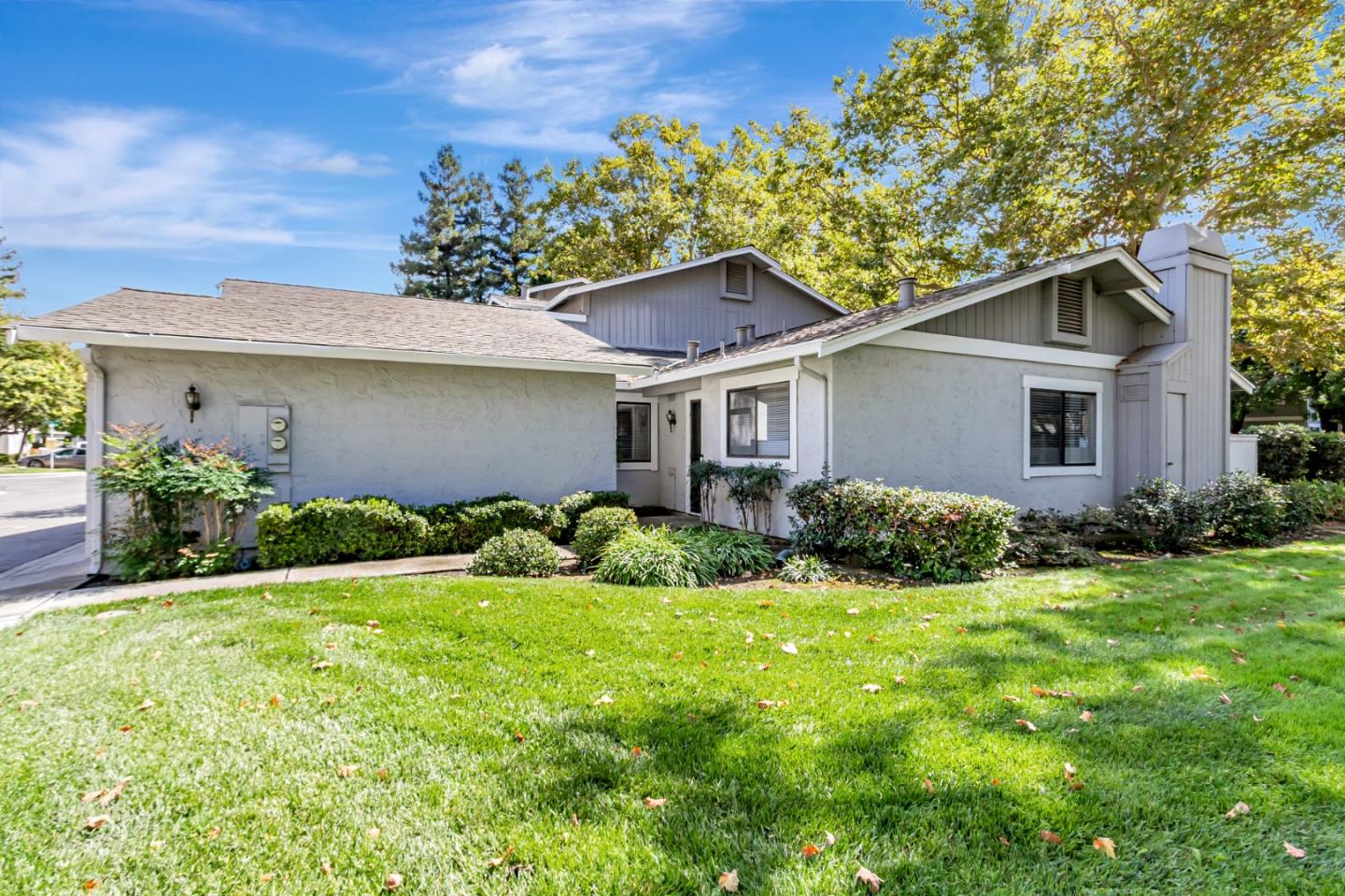 Detail Gallery Image 6 of 31 For 4968 Red Creek Dr, San Jose,  CA 95136 - 2 Beds | 2 Baths