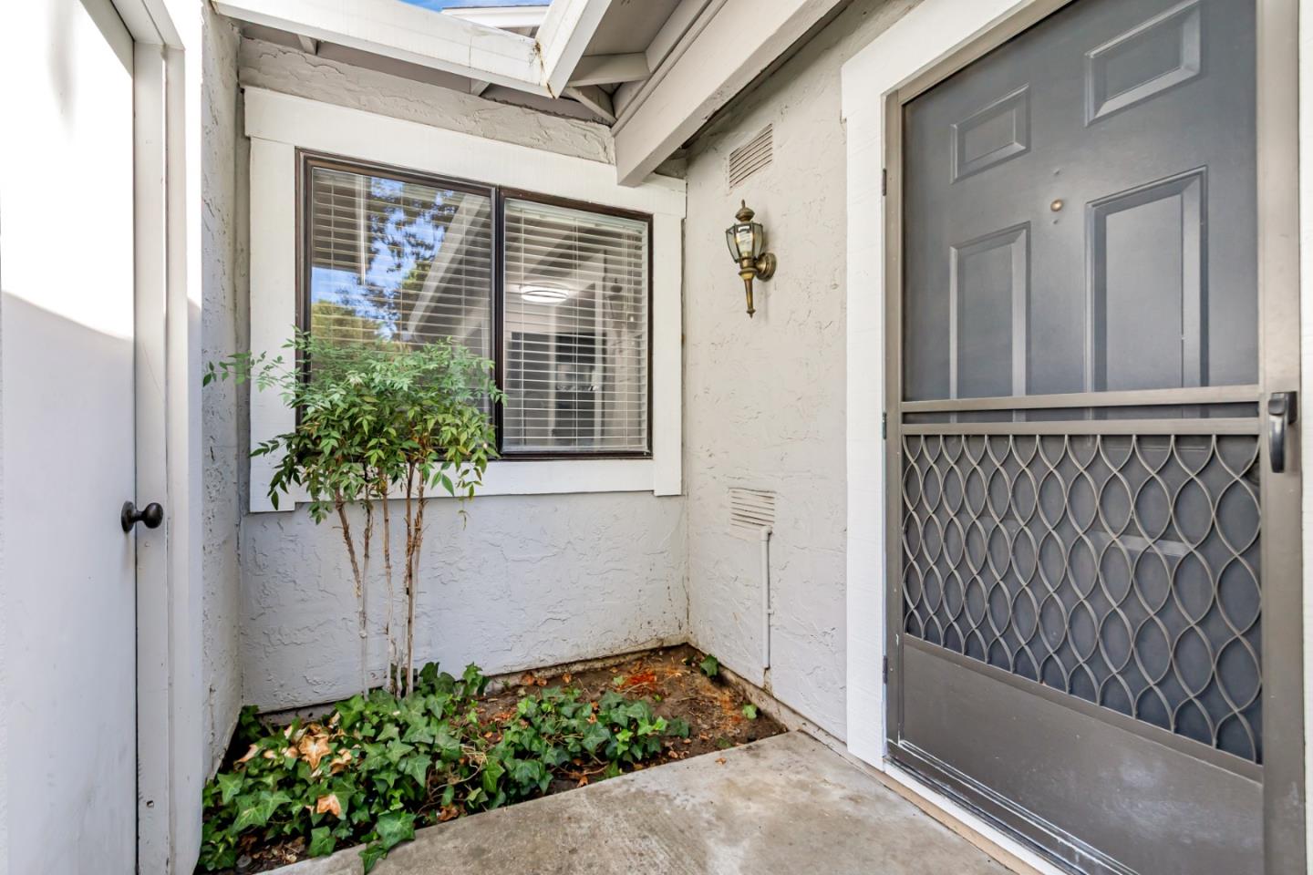 Detail Gallery Image 8 of 31 For 4968 Red Creek Dr, San Jose,  CA 95136 - 2 Beds | 2 Baths