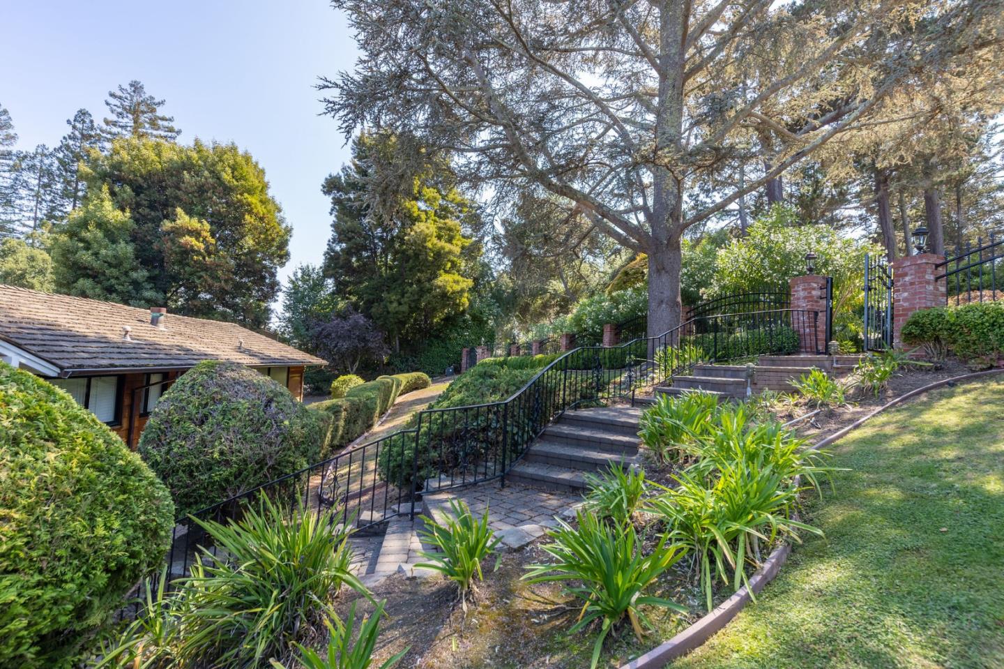 Detail Gallery Image 10 of 123 For 530 Darrell Rd, Hillsborough,  CA 94010 - 5 Beds | 3/2 Baths