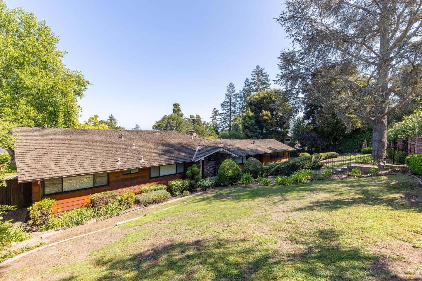Detail Gallery Image 11 of 123 For 530 Darrell Rd, Hillsborough,  CA 94010 - 5 Beds | 3/2 Baths