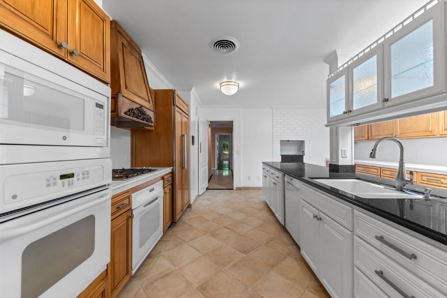 Detail Gallery Image 35 of 123 For 530 Darrell Rd, Hillsborough,  CA 94010 - 5 Beds | 3/2 Baths