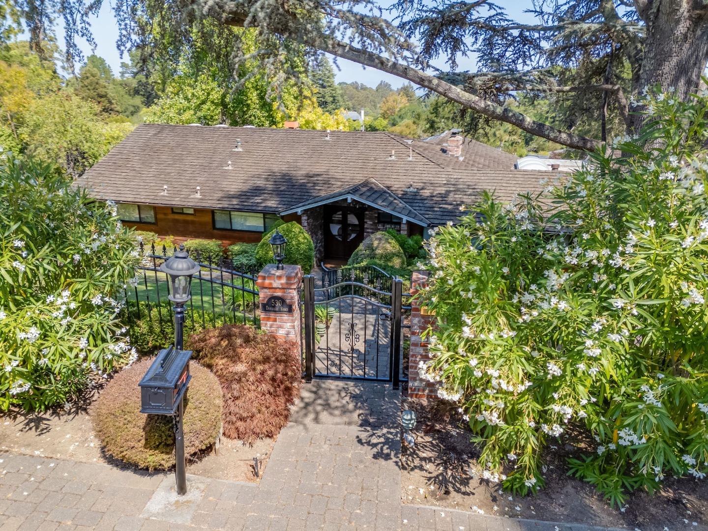 Detail Gallery Image 4 of 123 For 530 Darrell Rd, Hillsborough,  CA 94010 - 5 Beds | 3/2 Baths