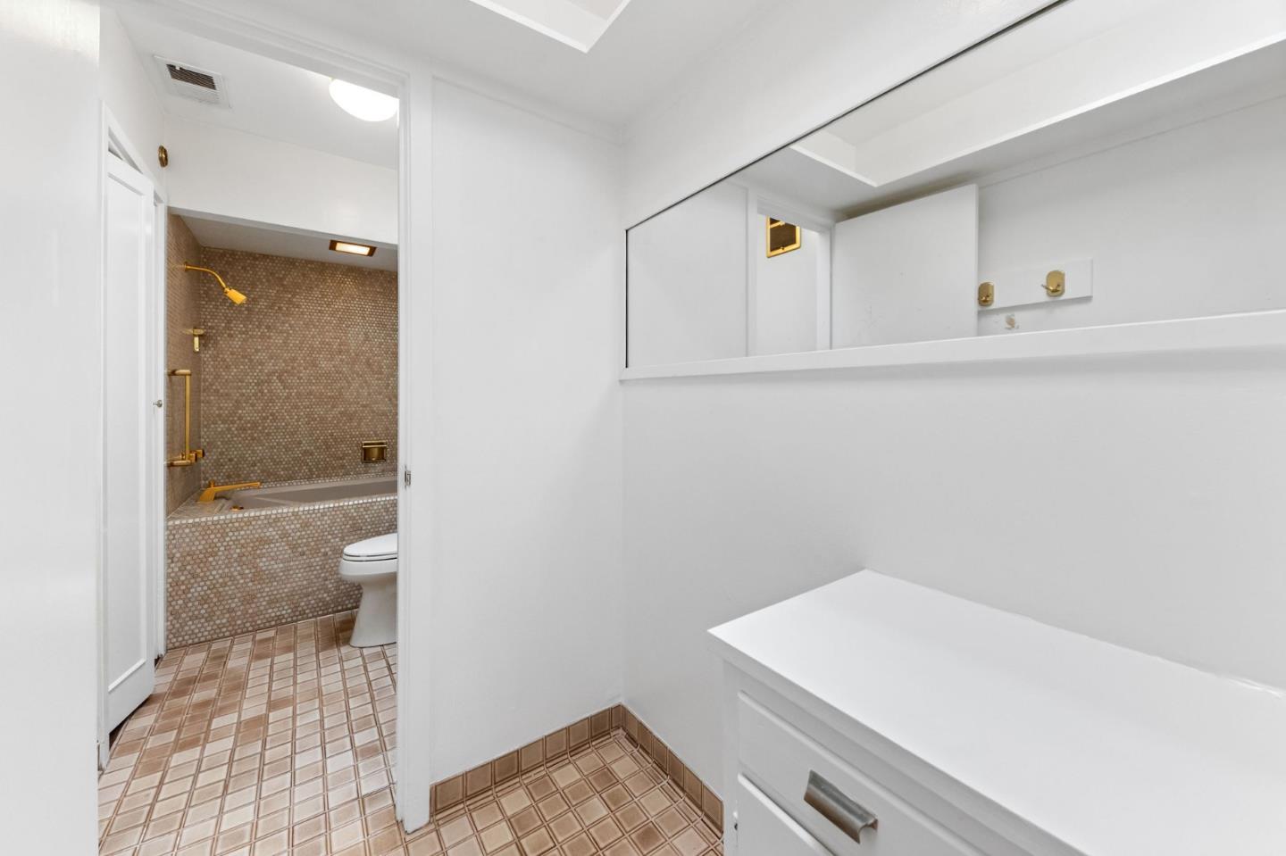 Detail Gallery Image 44 of 123 For 530 Darrell Rd, Hillsborough,  CA 94010 - 5 Beds | 3/2 Baths